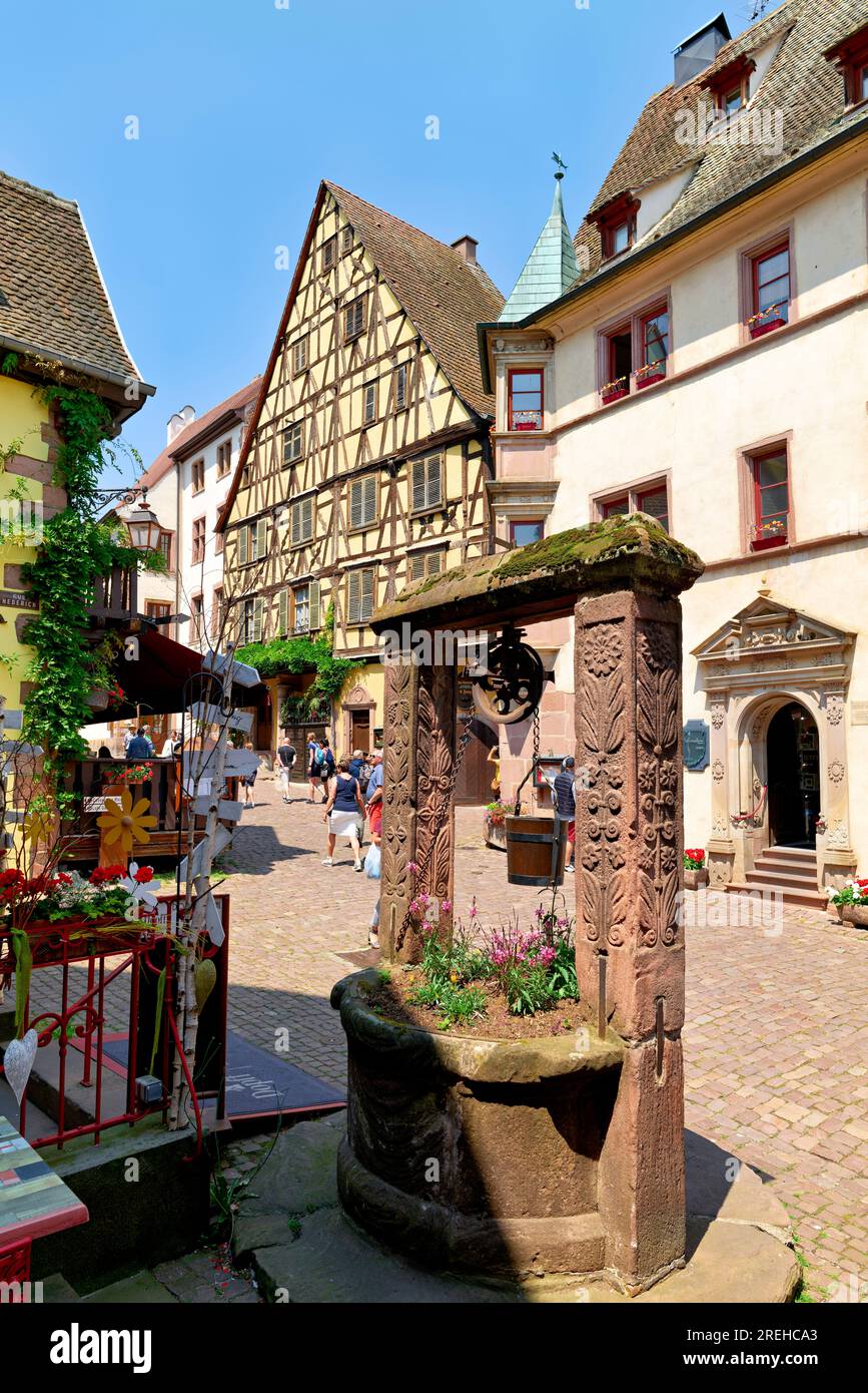 Riquewihr Alsace Francia. Percorso del vino in Alsazia. Le case in legno della città vecchia Foto Stock