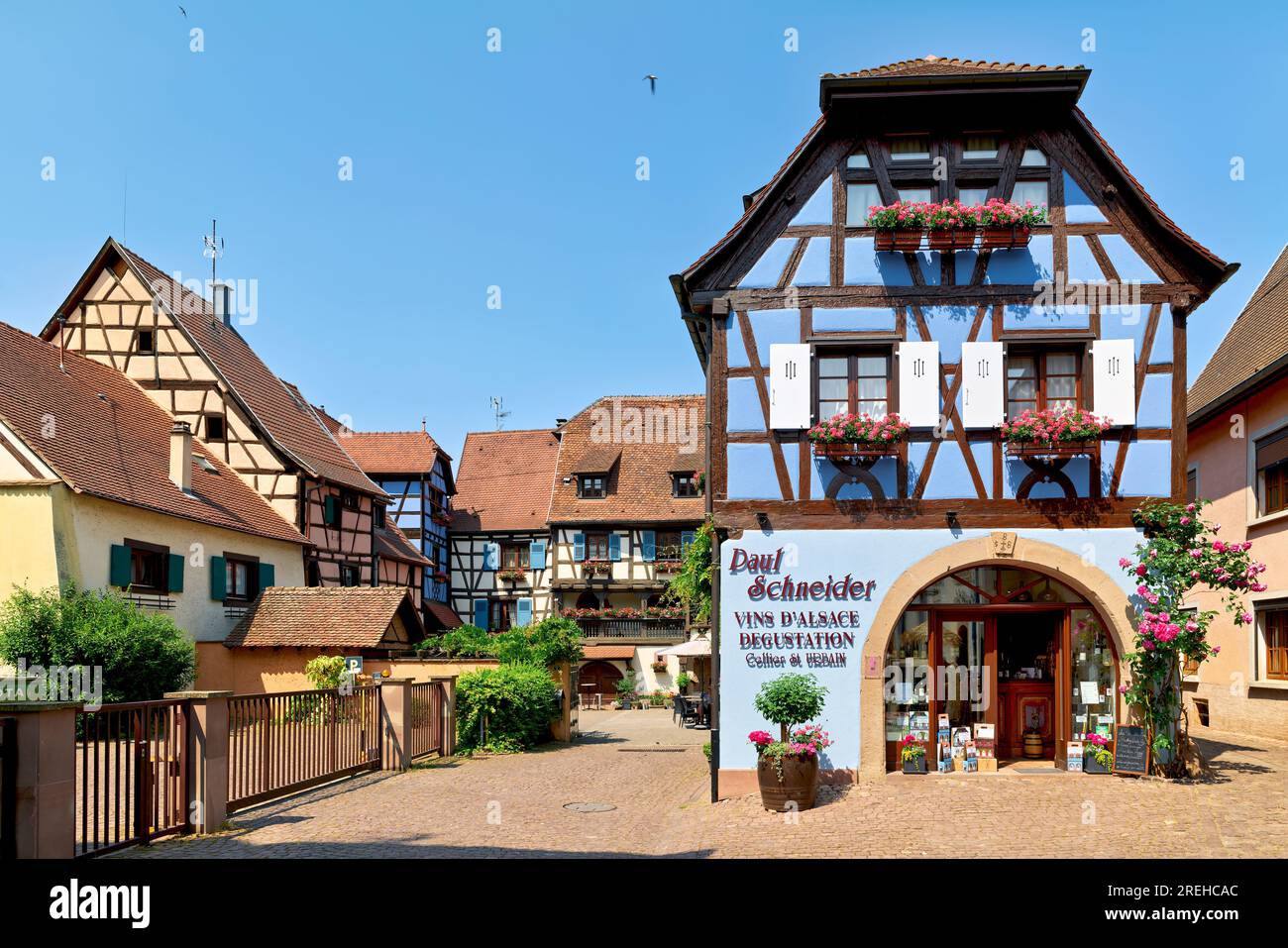 Eguisheim Alsace Francia. Percorso del vino in Alsazia. Le case in legno della città vecchia Foto Stock