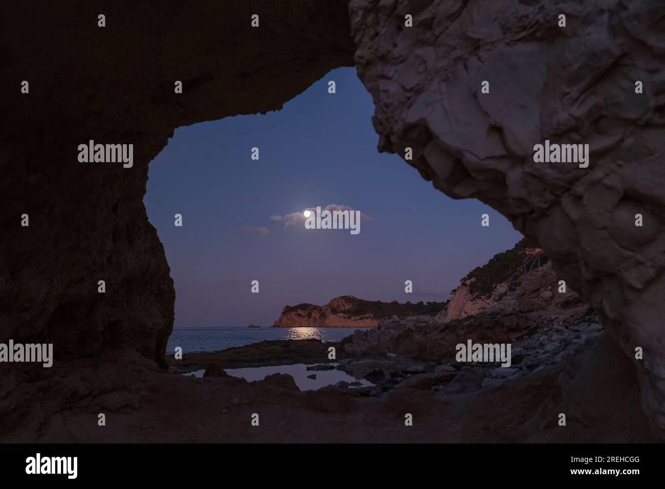 Luna piena al Cala Blanca a Javea. Vista del tappo prim. Foto Stock