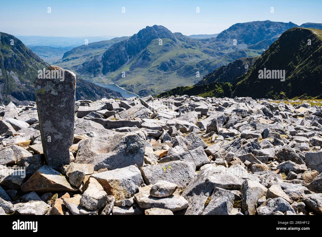 Alta vista sulla valle dell'Ogwen dal roccioso Mynydd Perfedd a Marchlyn Horseshoe nel Parco Nazionale di Snowdonia. Bethesda, Gwynedd, Galles del nord, Regno Unito, Gran Bretagna Foto Stock