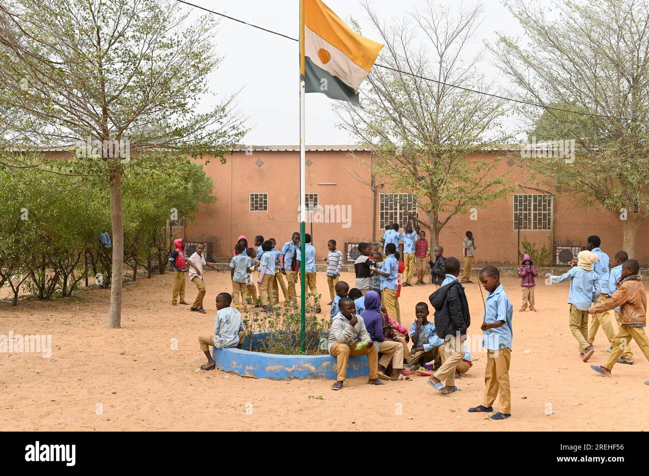 NIGER, Maradi, scuola cattolica, bambini musulmani a scuola / katholische Schule Zaria SJC, muslimische Kinder auf dem Schulhof Foto Stock
