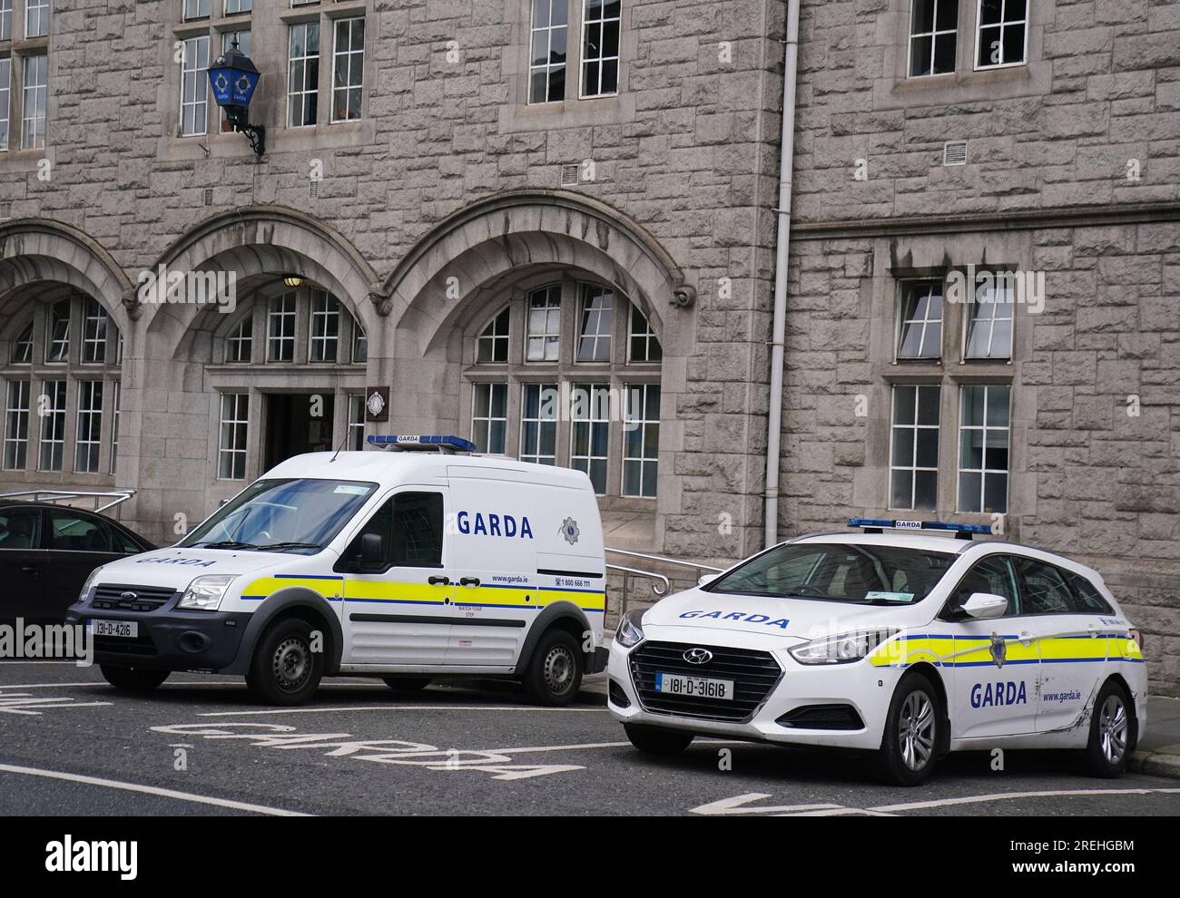 Veicoli Garda parcheggiati fuori dalla stazione di Pearse Street nel centro di Dublino. Il ministro della giustizia Helen McEntee ha dichiarato che fornirà ulteriori 10 milioni di euro di finanziamenti per la polizia di Dublino. Data immagine: Venerdì 28 luglio 2023. Foto Stock