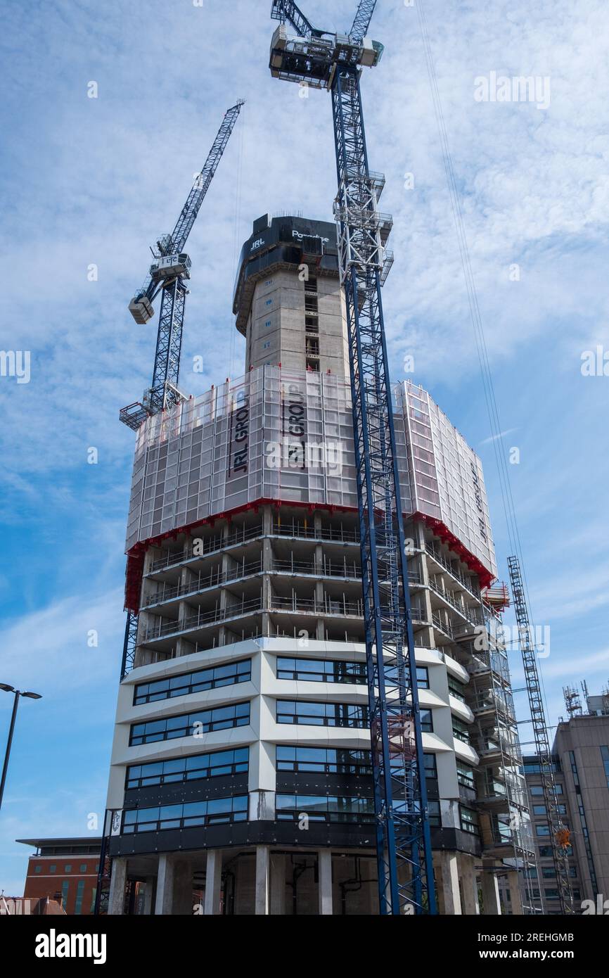 Continua la costruzione dell'Octagon, che a 155 metri sarà l'edificio più alto di Birmingham. I 49 piani includeranno appartamenti e hotel Foto Stock