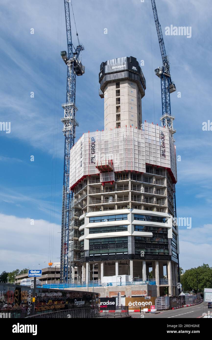 Continua la costruzione dell'Octagon, che a 155 metri sarà l'edificio più alto di Birmingham. I 49 piani includeranno appartamenti e hotel Foto Stock