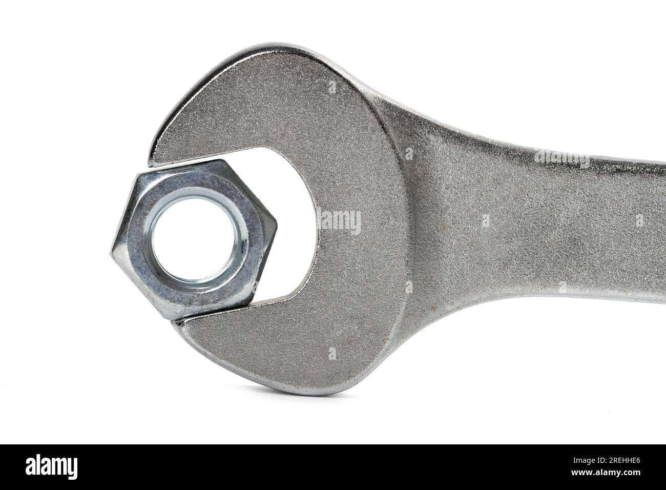 Dado per vite in acciaio ravvicinato fissato con una chiave su sfondo bianco Foto Stock