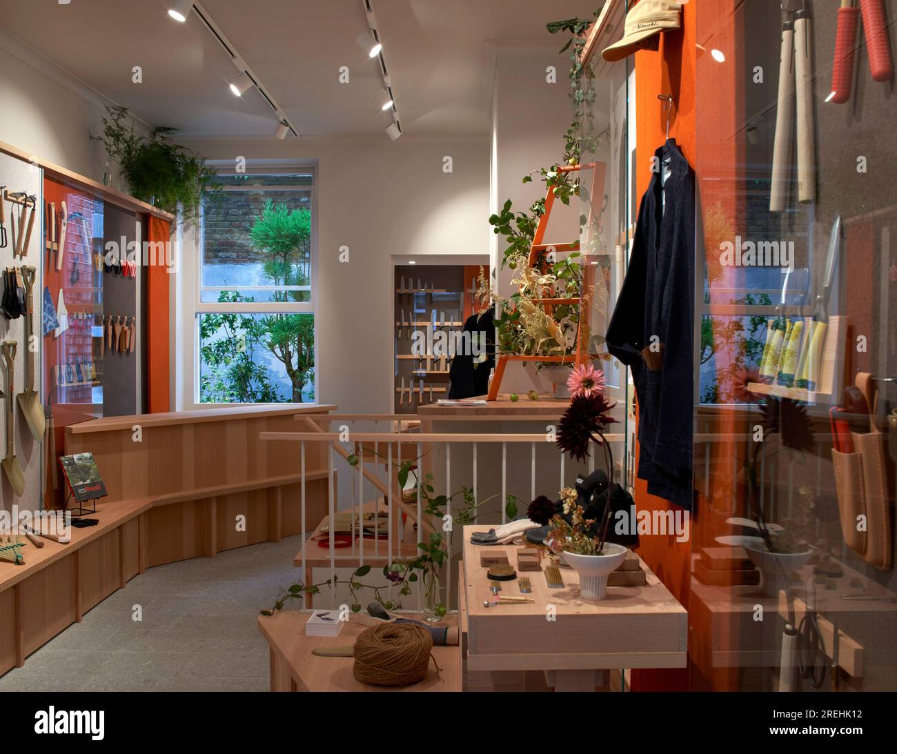 Scopri gli interni. Niwaki Store London, Londra, Regno Unito. Architetto: Jones Neville, 2021. Foto Stock