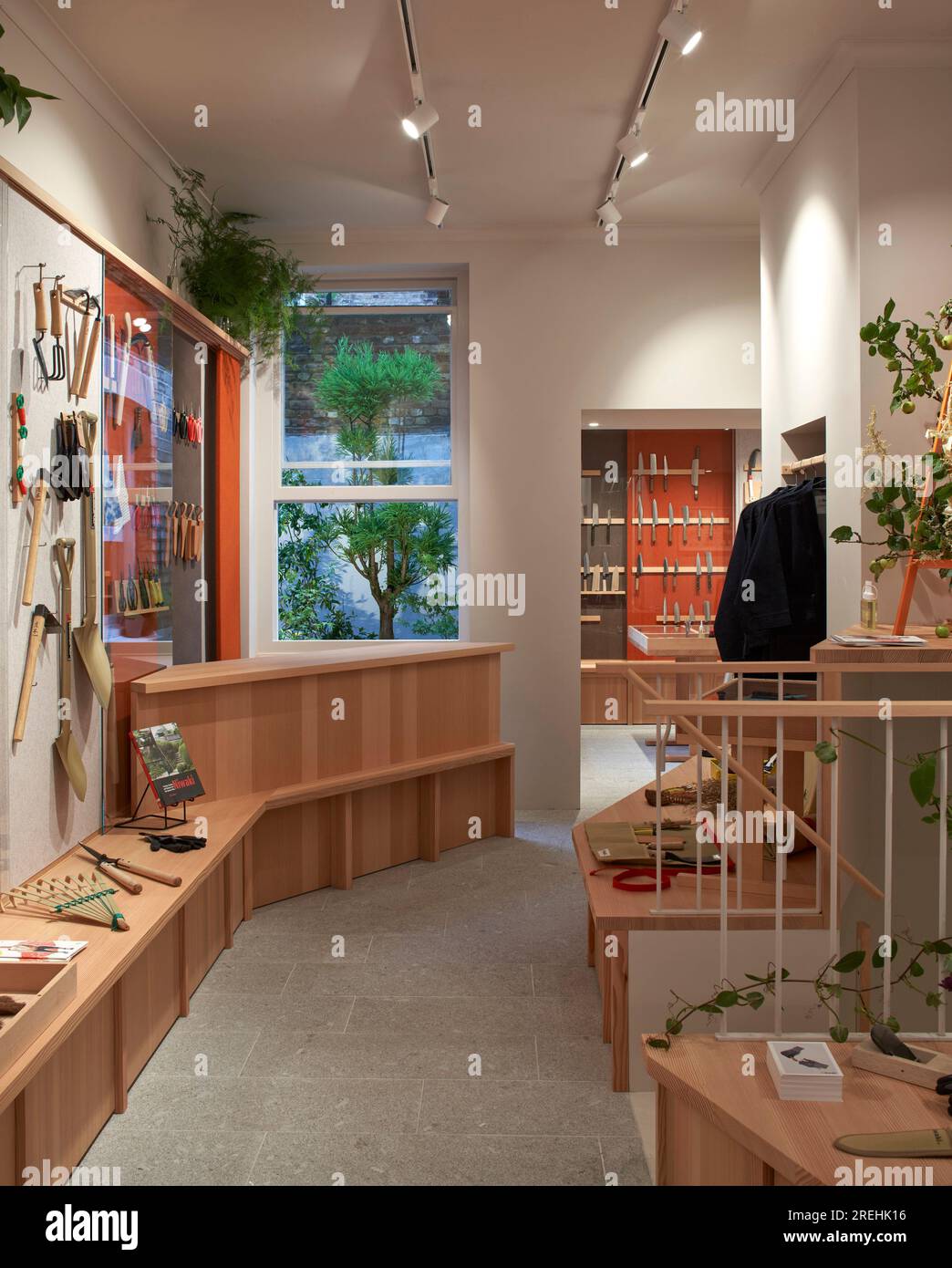 Scopri gli interni. Niwaki Store London, Londra, Regno Unito. Architetto: Jones Neville, 2021. Foto Stock