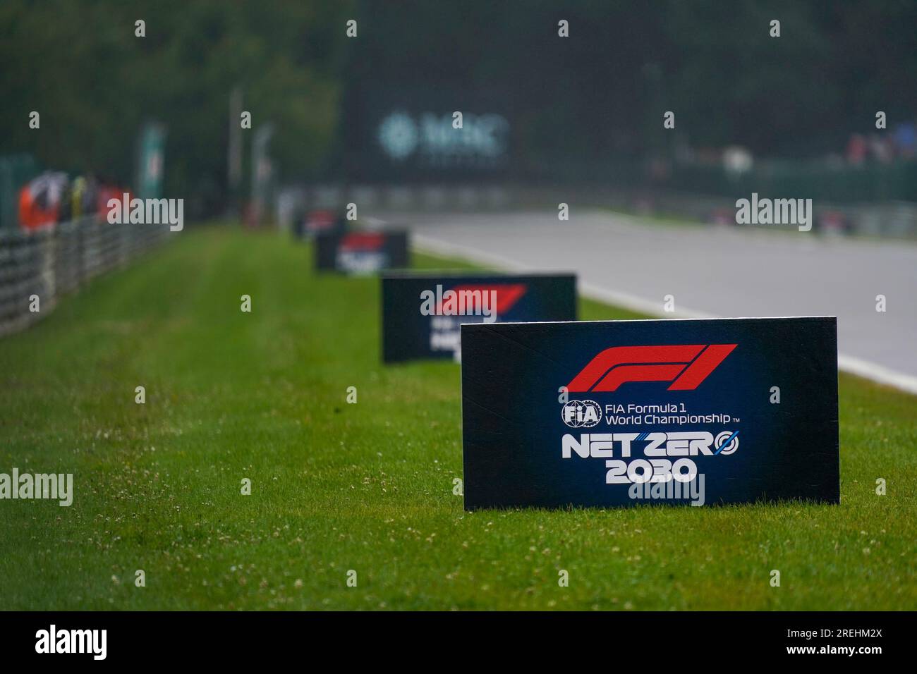 F1 Logo in Kemmel Straight durante le prove libere di venerdì 28 luglio FORMULA 1 MSC CROCIERE GRAN PREMIO DEL BELGIO 2023 - Lug 28 - Lug 30 luglio 2023 Spa Franco Foto Stock