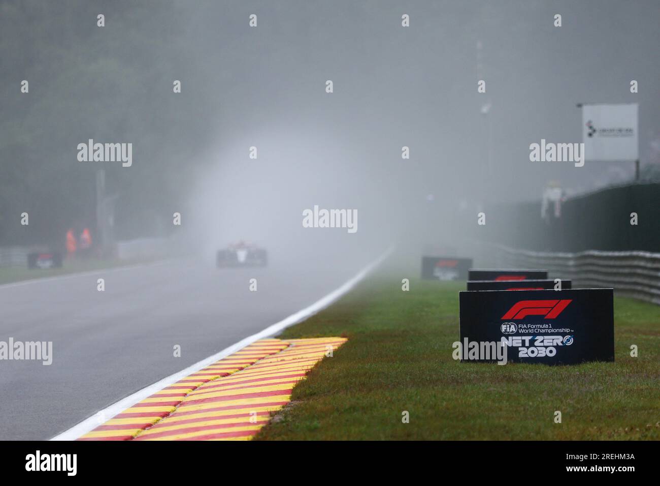 F1 Logo in Kemmel Straight durante le prove libere di venerdì 28 luglio FORMULA 1 MSC CROCIERE GRAN PREMIO DEL BELGIO 2023 - Lug 28 - Lug 30 luglio 2023 Spa Franco Foto Stock