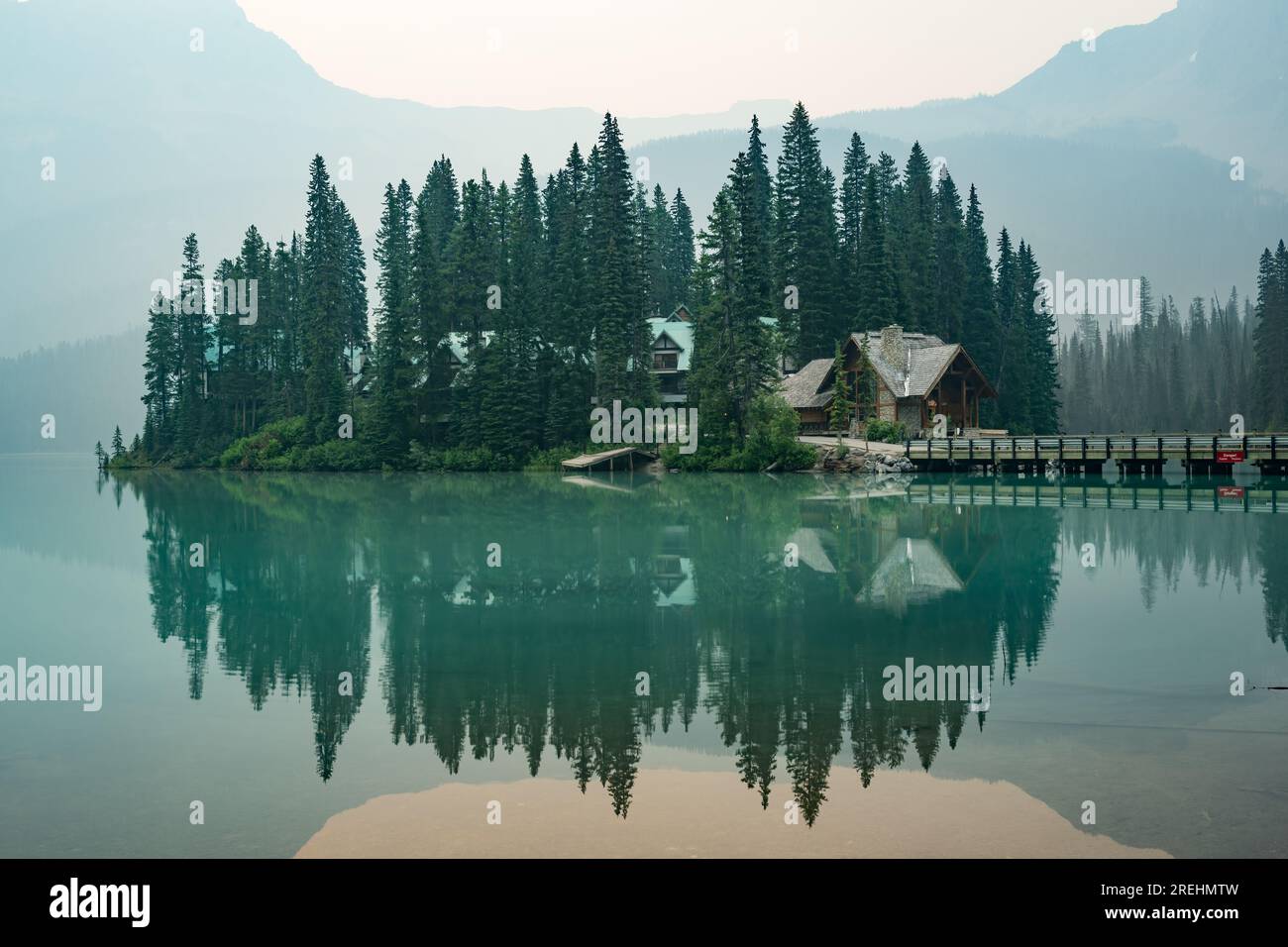 Il fumo dei numerosi incendi boschivi delle Montagne Rocciose avvolge l'Emerald Lake Lodge in una nuvola di foschia. Yoho National Park, British Columbia, Canada Foto Stock