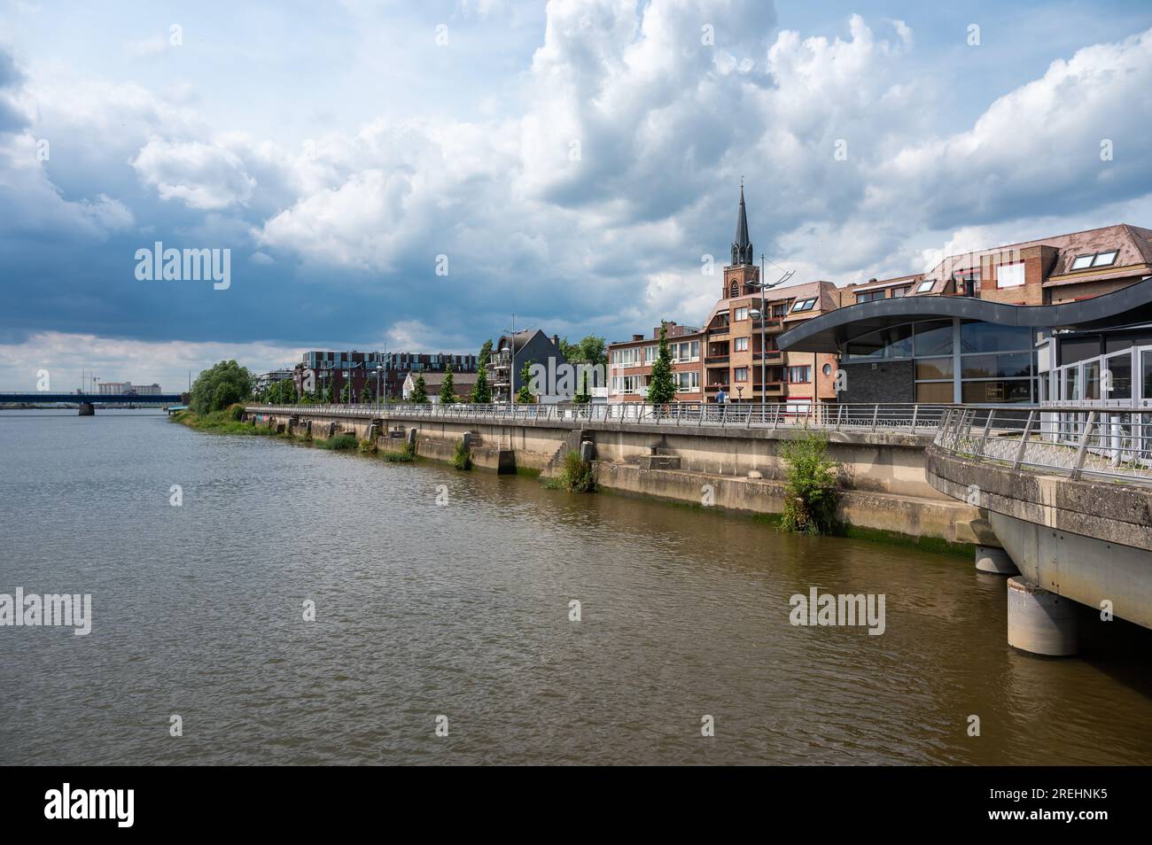 Boom, provincia di Anversa, Belgio, 30 giugno 2023 - il villaggio e la torre della chiesa sulle rive del fiume Schelda Foto Stock