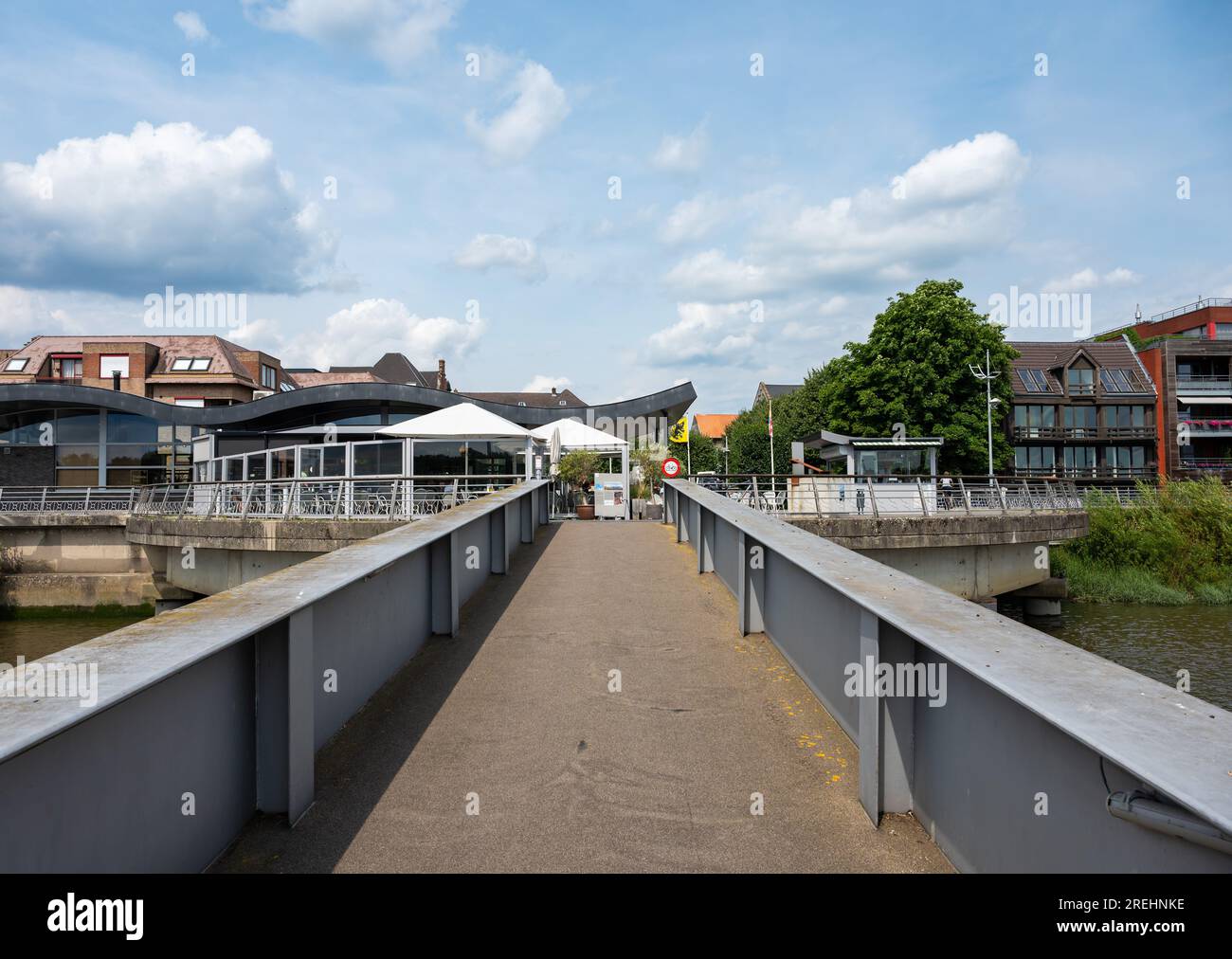 Boom, provincia di Anversa, Belgio, 30 giugno 2023 - cavalcavia pedonale presso la fermata del traghetto sul fiume Schelda Foto Stock