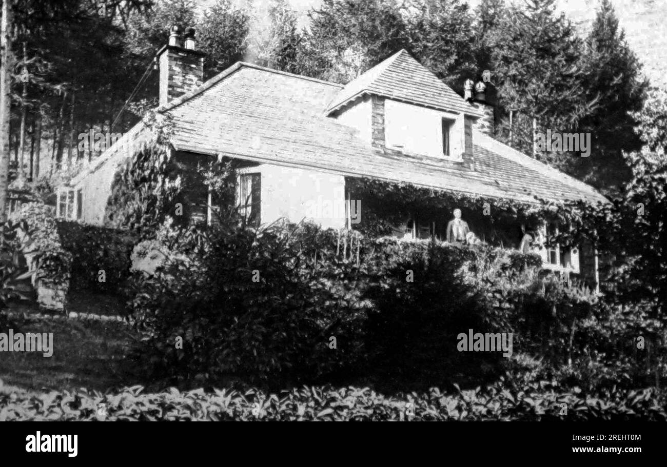 Sir Hugh Walpole a casa sua, Brackenburn, vicino a Keswick, forse 1920 Foto Stock