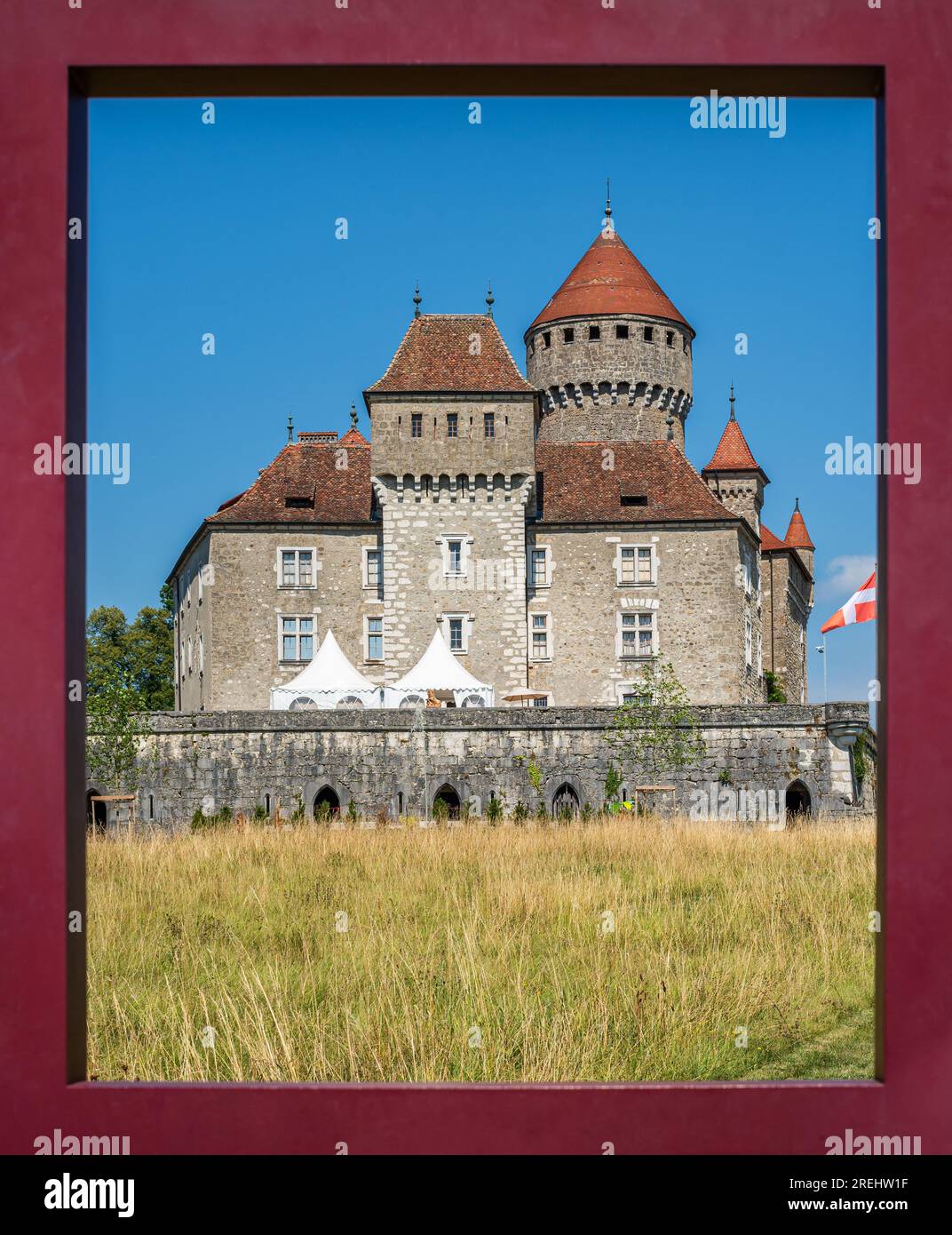 Castello di Montrottier all'interno di una cornice rossa in estate, situato a Lovagny, nel dipartimento dell'alta Savoia, in Francia. Foto Stock