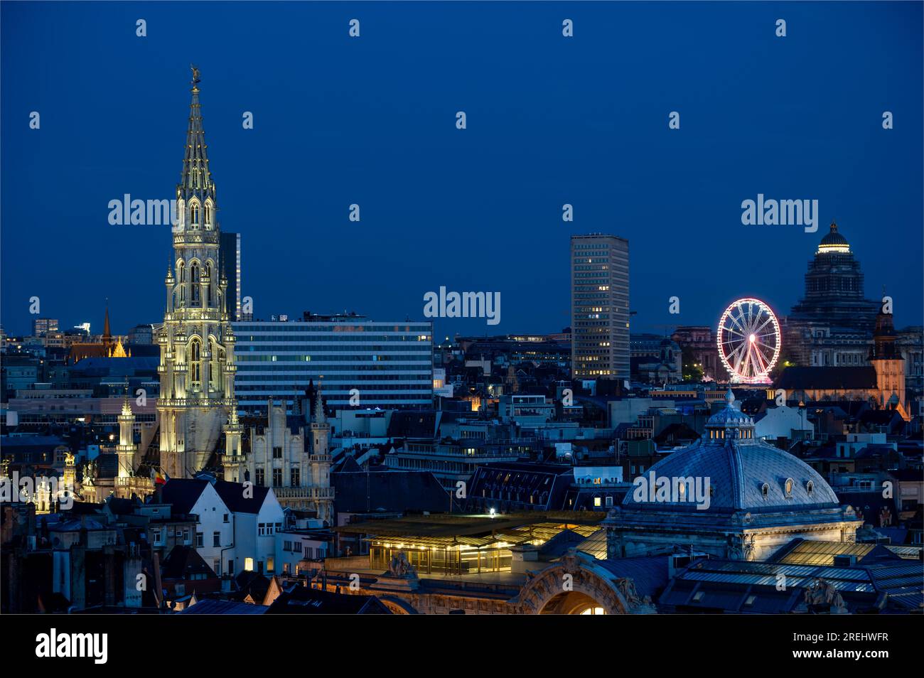Centro di Bruxelles, Belgio, 20 luglio 2023 - Vista panoramica della città vecchia e della torre del municipio durante l'ora blu Foto Stock