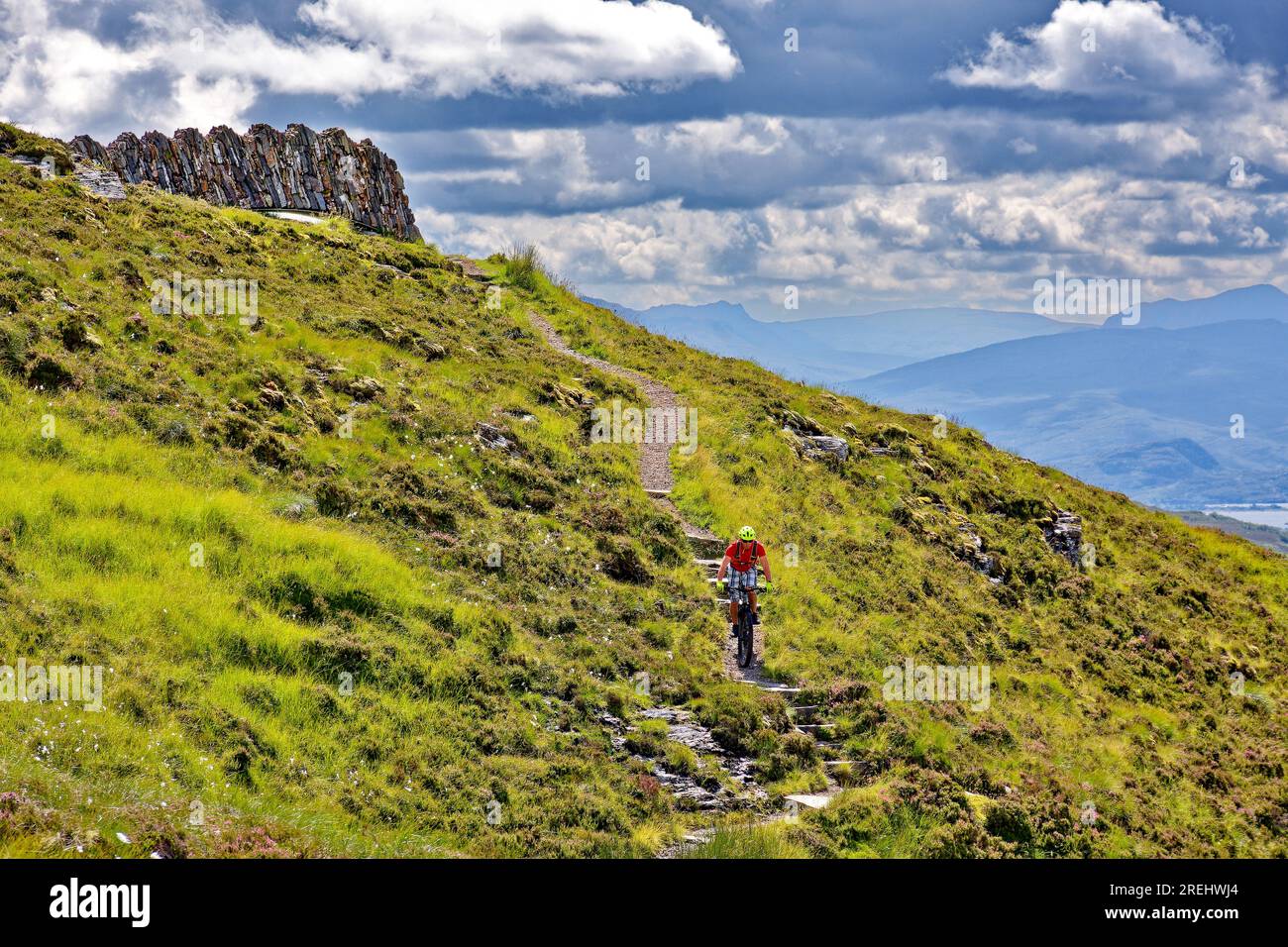 Knockan Crag West Highlands Geopark Scozia in estate un ciclista sul sentiero dal punto panoramico murato Foto Stock