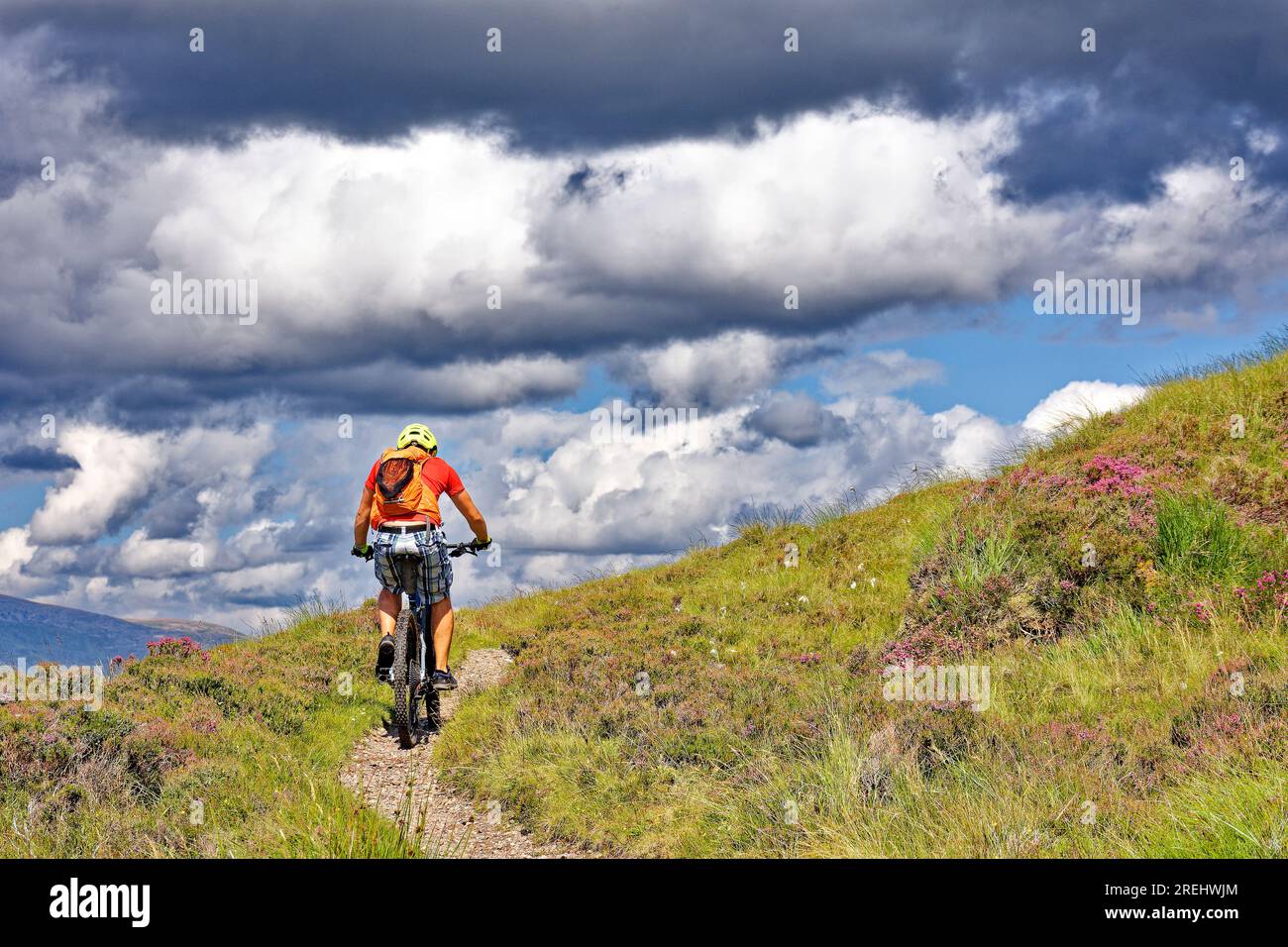 Knockan Crag West Highlands Geopark Scozia in estate un ciclista solitario sul sentiero o sentiero per falesia Foto Stock