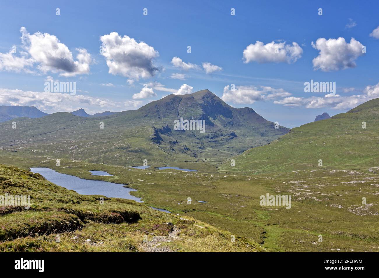 Knockan Crag West Highlands Geopark Scozia in estate una vista panoramica della montagna cUL Mor Foto Stock