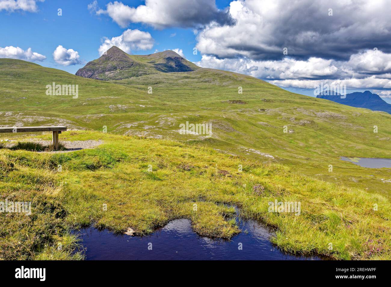 Knockan Crag West Highlands Geopark Scozia in estate, vista delle montagne tra cui Suilven dalla panchina panoramica Foto Stock