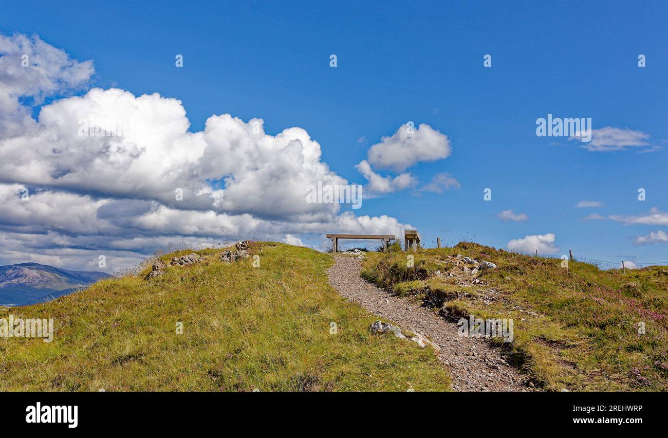 Knockan Crag West Highlands Geopark Scozia in estate panchine di legno in un punto panoramico Foto Stock