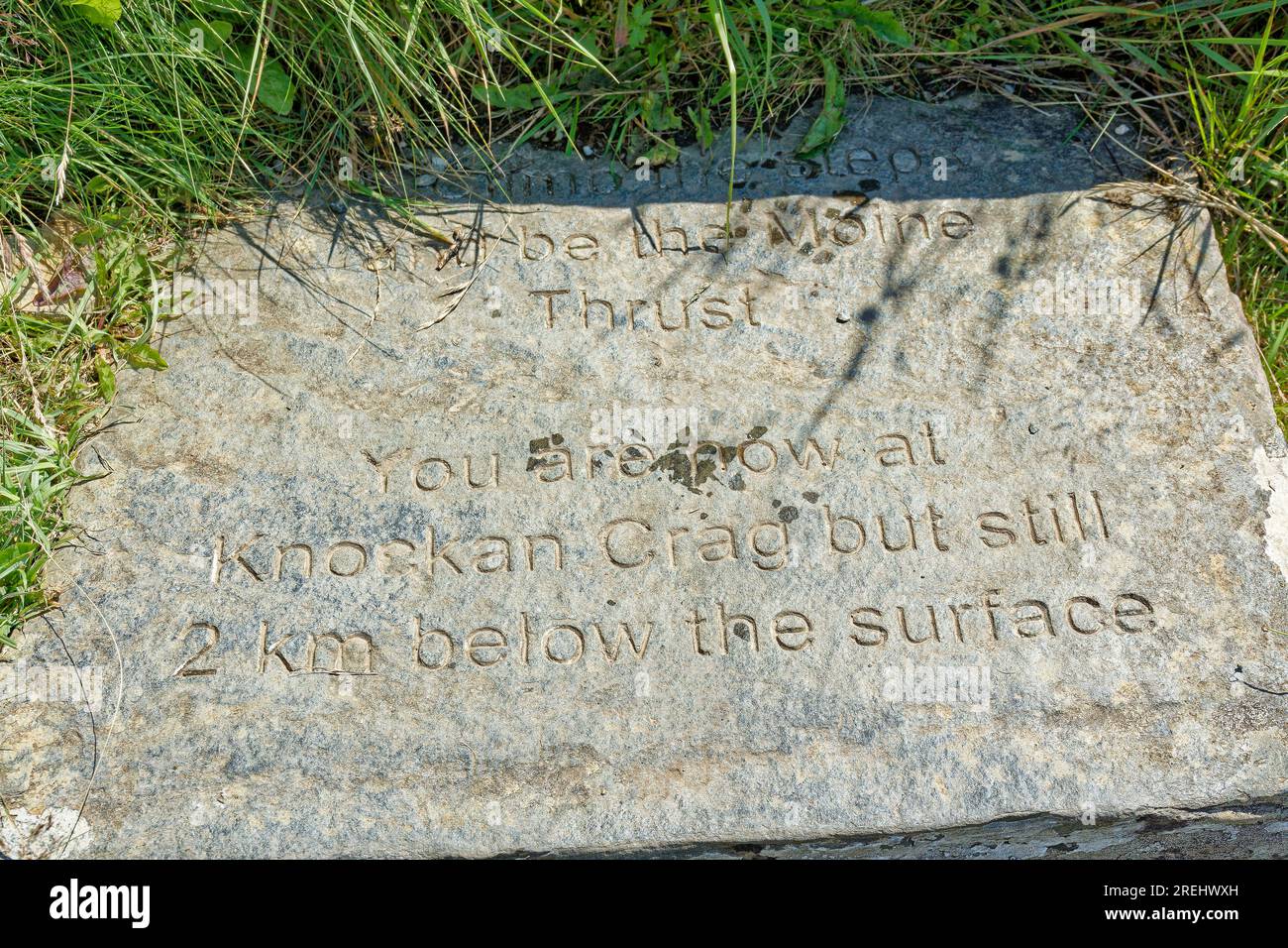 Knockan Crag West Highlands Geopark Scotland Summer Moine Thrust e informazioni scritte su una lastra di roccia Foto Stock