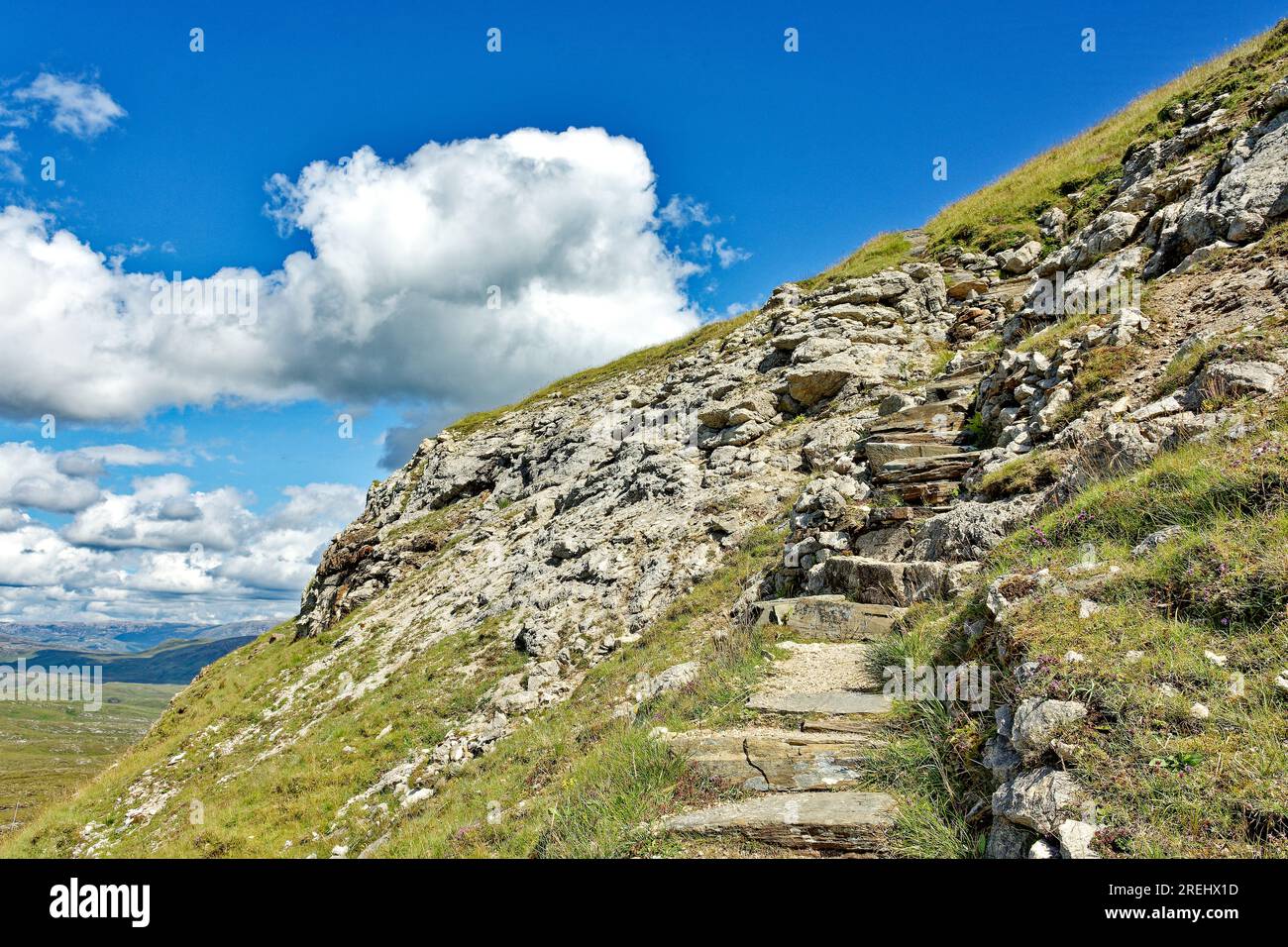 Knockan Crag West Highlands Geopark Scozia scalini estivi in pietra e una ripida salita sulla falesia Foto Stock