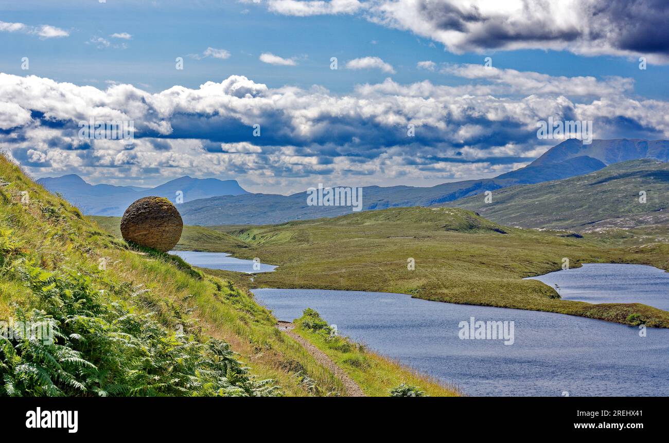 Knockan Crag West Highlands Geopark Scozia estate la scultura Globe di Joe Smith e ampia vista sulla regione di Assynt Foto Stock