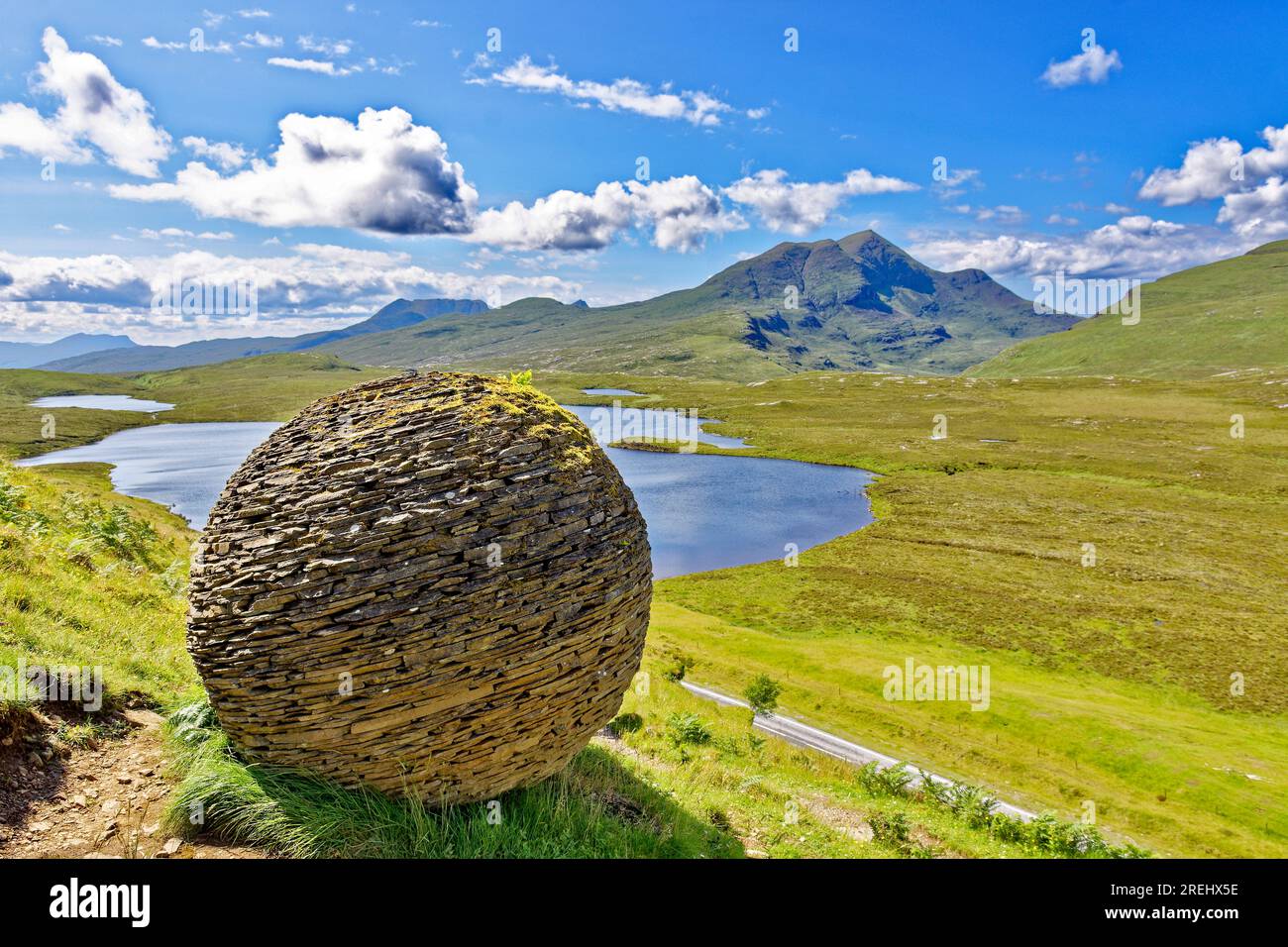 Knockan Crag West Highlands Geopark Scotland Summer The Globe scultura di Joe Smith Foto Stock