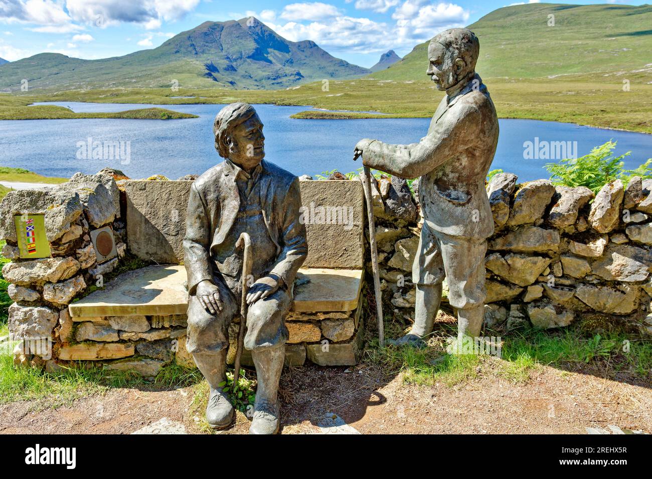 Knockan Crag West Highlands Geopark Scozia estate Centro informazioni e statue dei geologi Ben Peach e John Horne Foto Stock