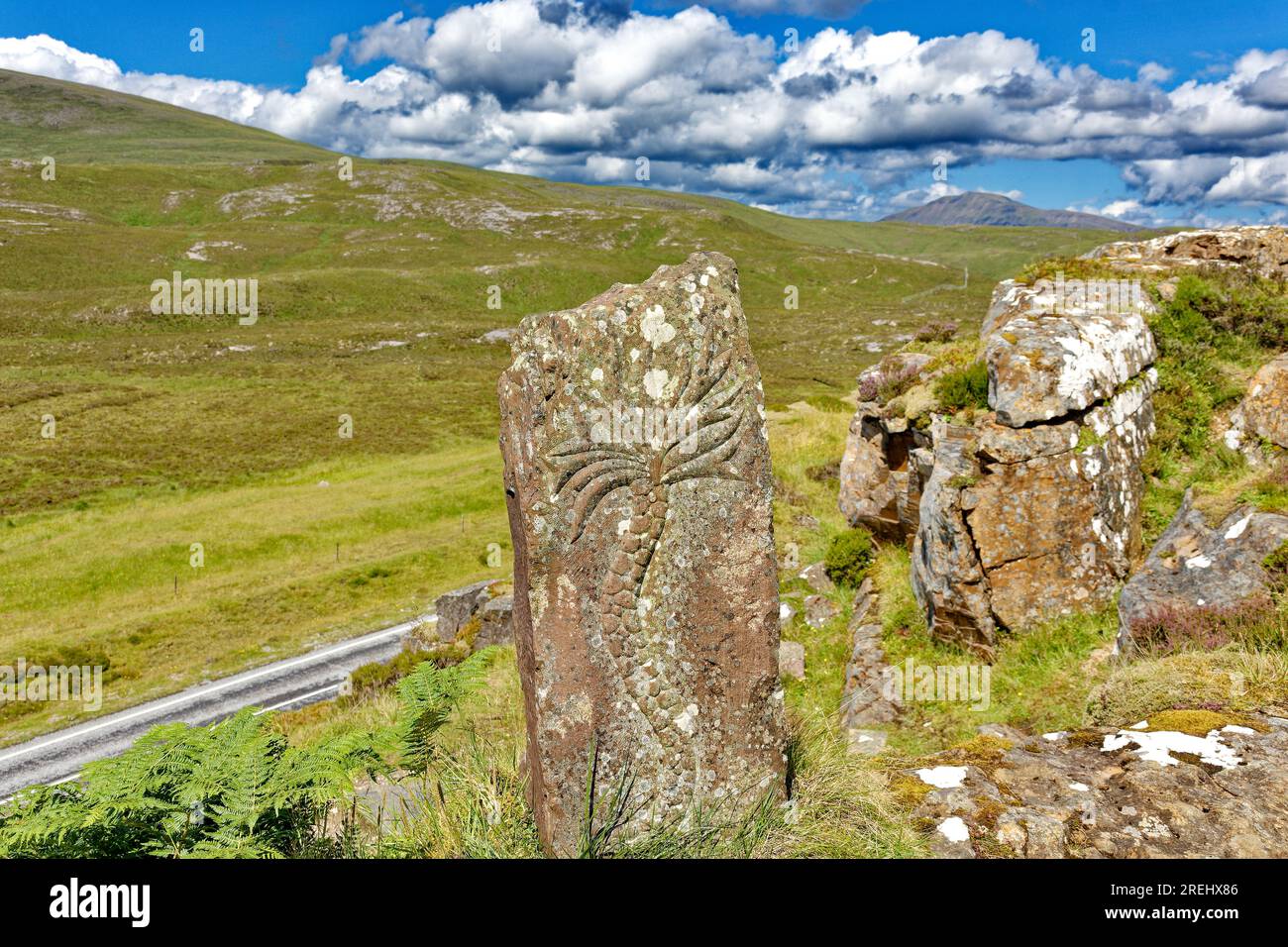 Knockan Crag West Highlands Geopark Scotland Summer la scultura "Pipeworm" di Susheila Jamieson Foto Stock