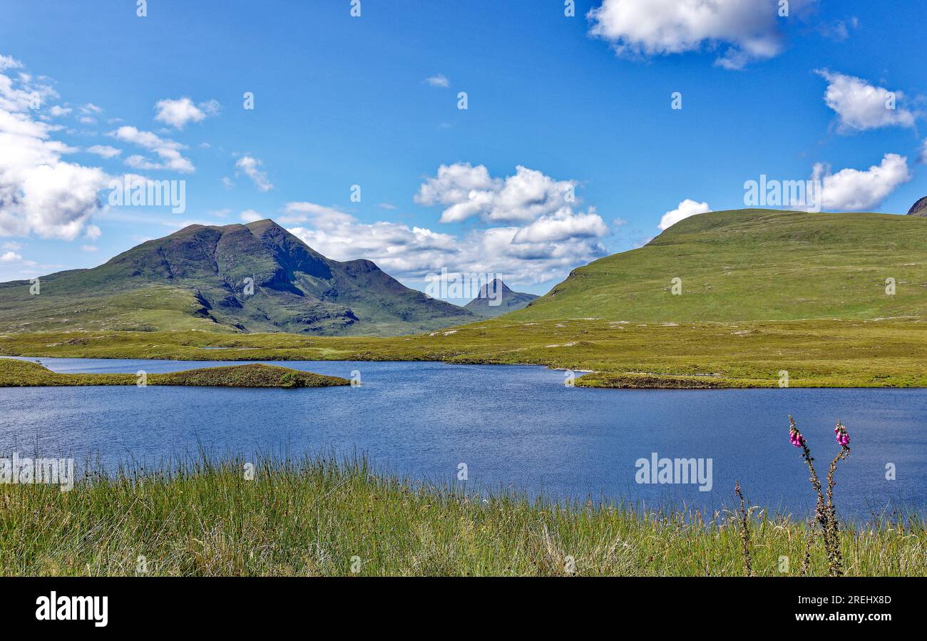 Knockan Crag West Highlands Geopark Scozia vista estiva attraverso Lochan AIS fino al monte Stac Pollaidh Foto Stock