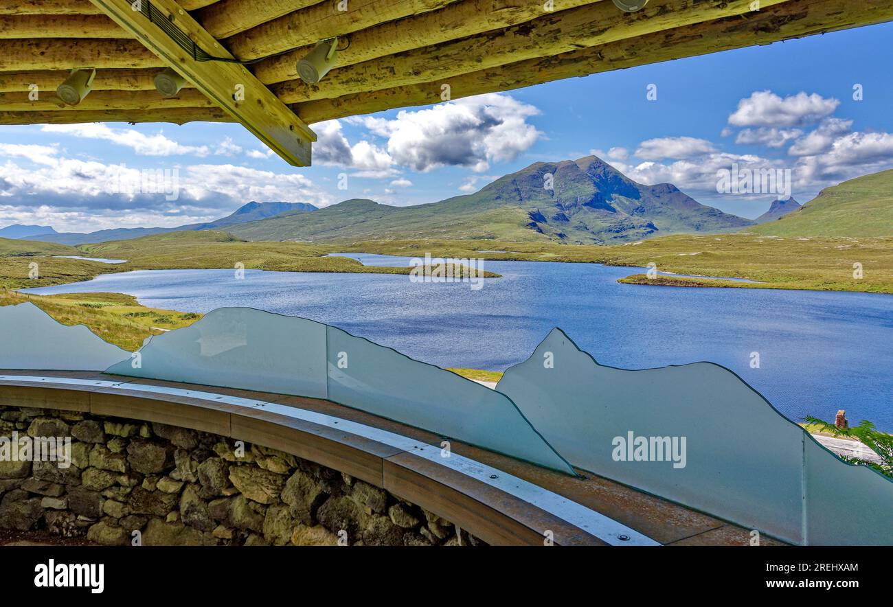 Knockan Crag West Highlands Geopark Scozia vista estiva dall'interno del Centro informazioni sopra Lochan AIS Foto Stock