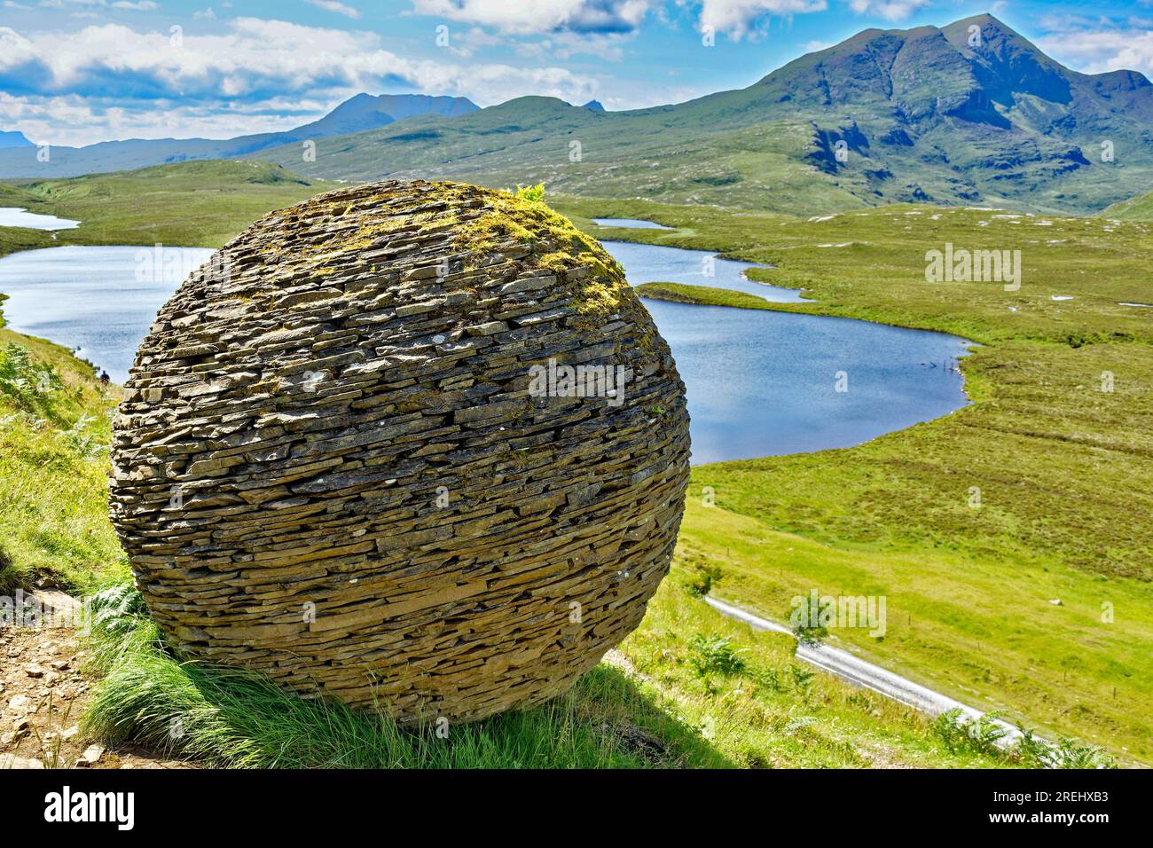 Knockan Crag West Highlands Geopark Scozia vista estiva dalla scultura Globe di Joe Smith Foto Stock