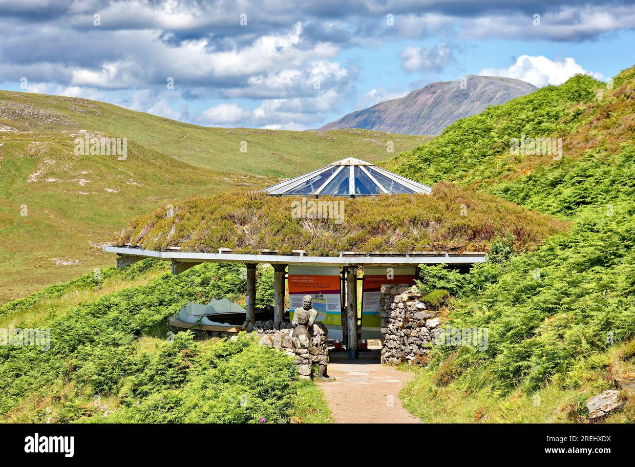 Knockan Crag West Highlands Geopark Scozia vista estiva all'interno del Centro informazioni Foto Stock