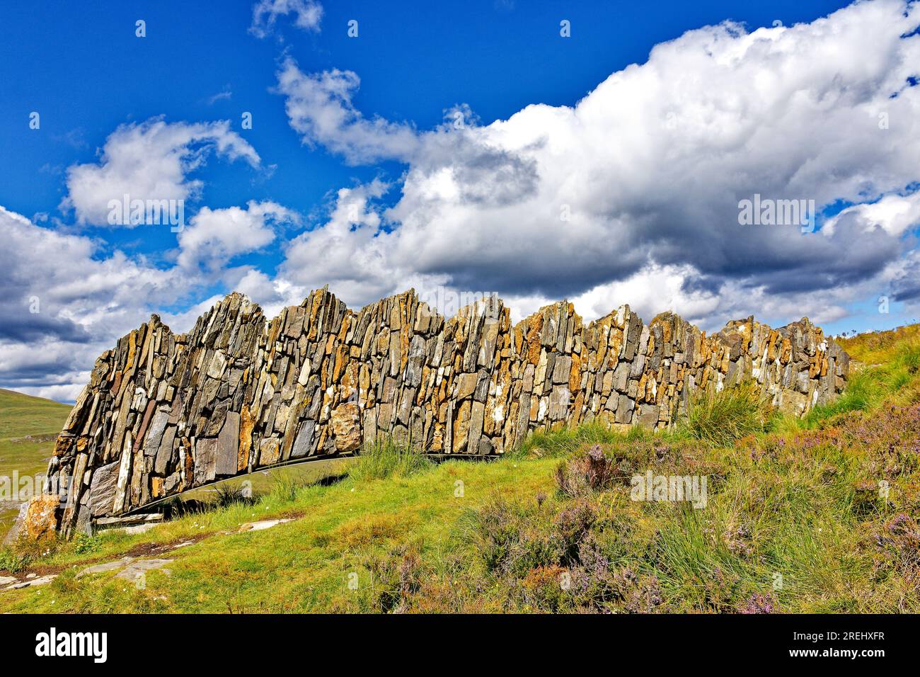 Knockan Crag West Highlands Geopark Scozia il muro di pietra in cima al punto panoramico Foto Stock