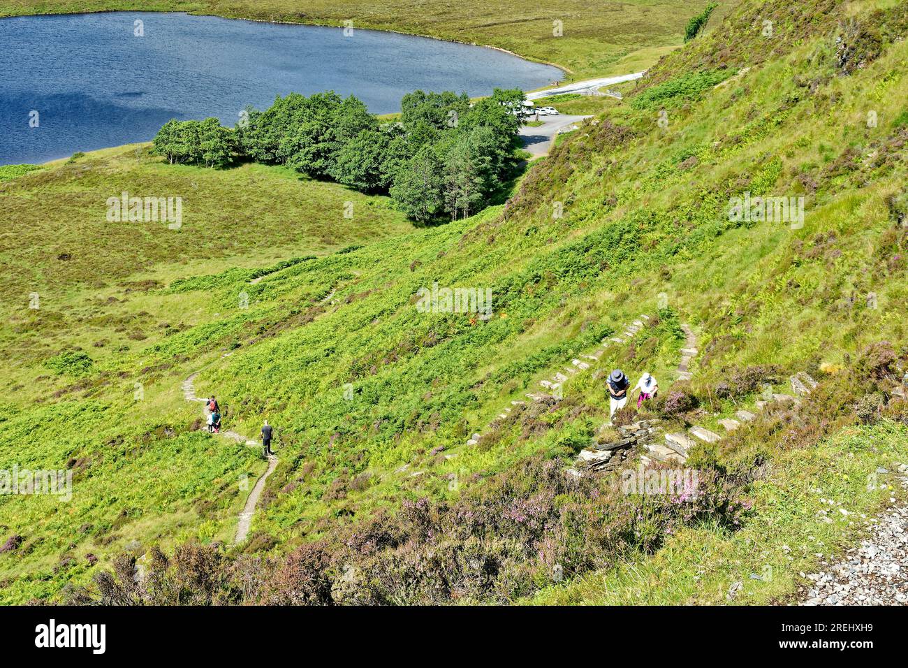 Knockan Crag West Highlands Geopark Scotland cammina in lontananza nel parcheggio del sentiero in discesa Foto Stock