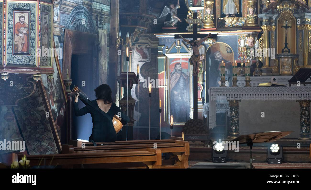 27 lug 2023 la liuta Anna Wiktoria Swoboda si prepara per un concerto nella chiesa di legno dell'UNESCO a Binarowa durante il Kromer Festival Biecz - Polonia Foto Stock