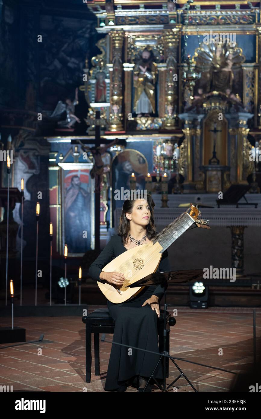 27 lug 2023 la liutaia Anna Wiktoria Swoboda esegue musica barocca nella chiesa in legno dell'UNESCO a Binarowa durante il Kromer Festival Biecz - Polonia Foto Stock