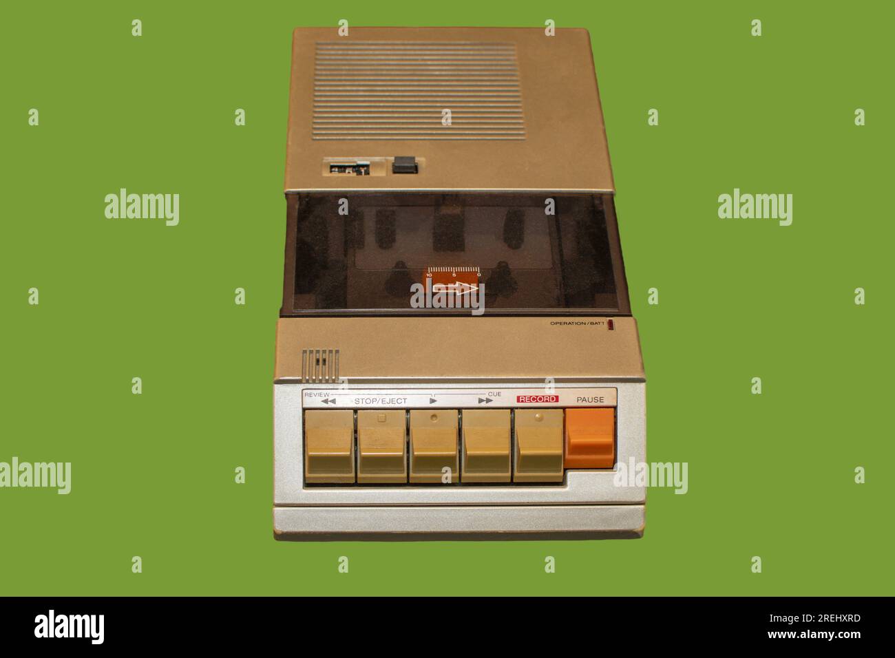 Riproduttore di cassette vintage degli anni '70 su sfondo verde Foto Stock