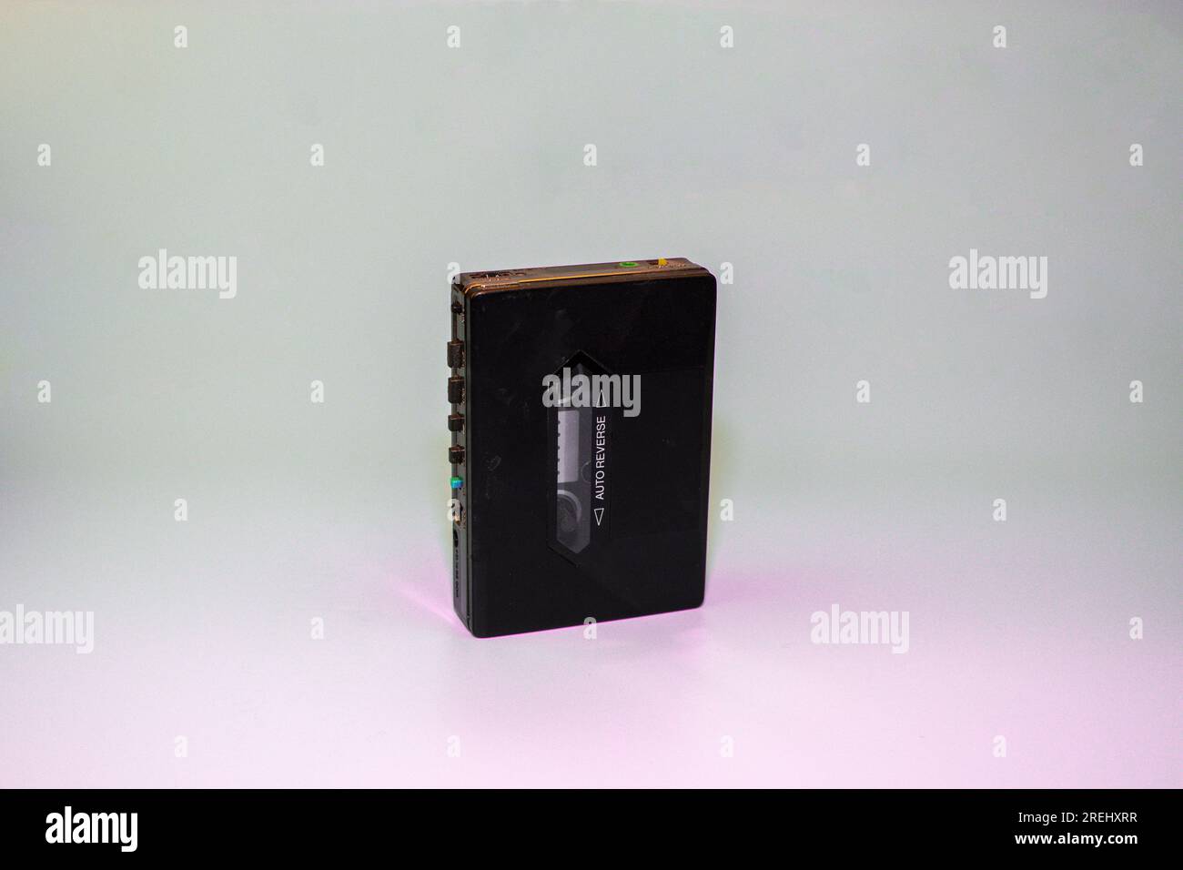 Lettore di cassette portatile vintage degli anni '70 su sfondo rosa e verde Foto Stock