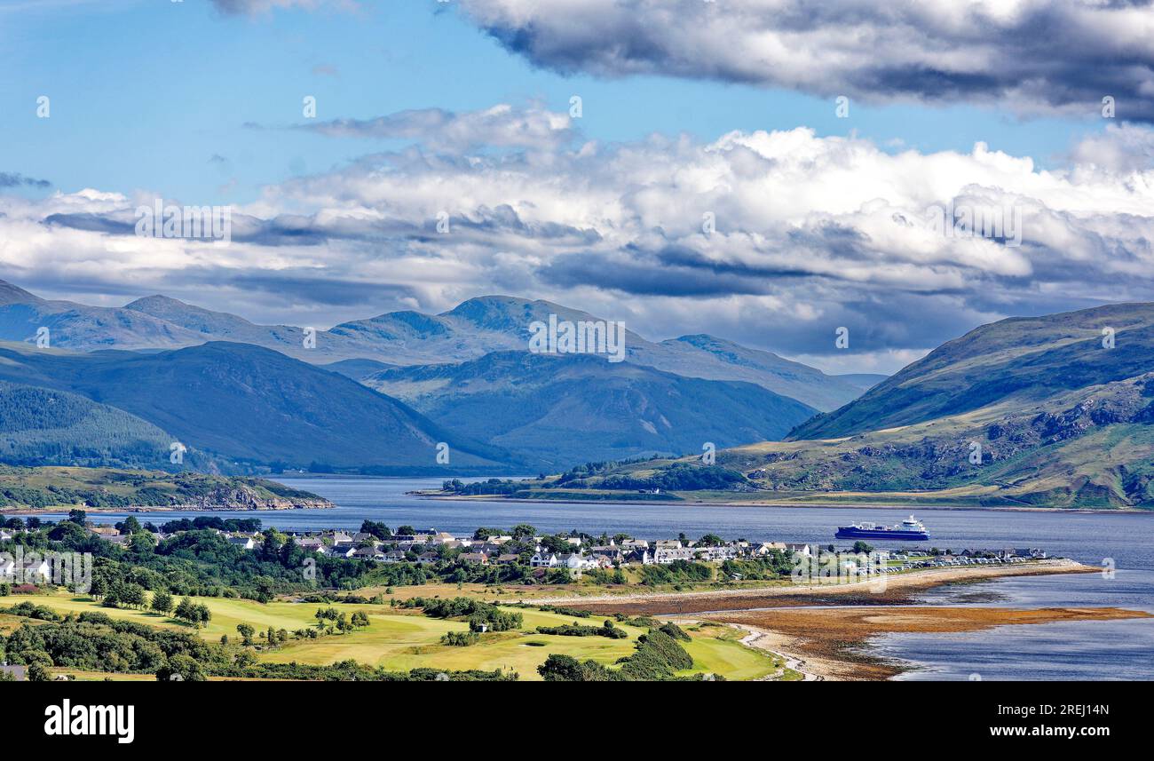 Ullapool Loch Broom Ross e Cromarty Scotland in estate una vista sulle case cittadine sulle montagne Beinn Dearg e Wyvis Foto Stock