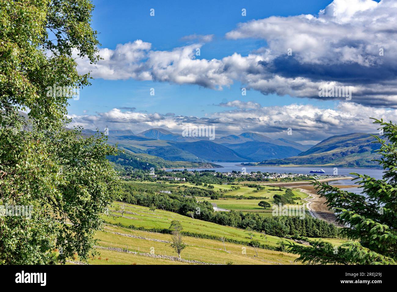 Ullapool Loch Broom Ross e Cromarty Scotland vista estiva della città e delle montagne di Beinn Dearg e Wyvis Foto Stock