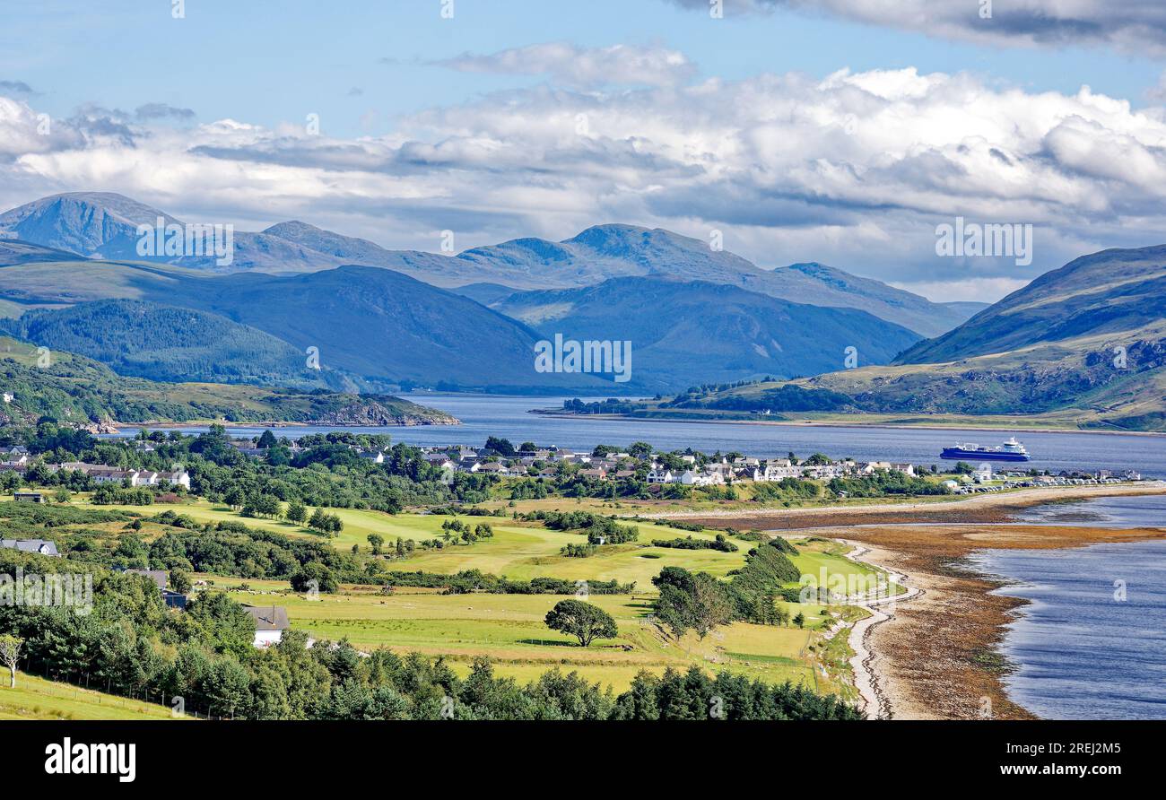 Ullapool Loch Broom Ross e Cromarty Scotland vista estiva delle case cittadine e delle montagne di Beinn Dearg e Wyvis Foto Stock