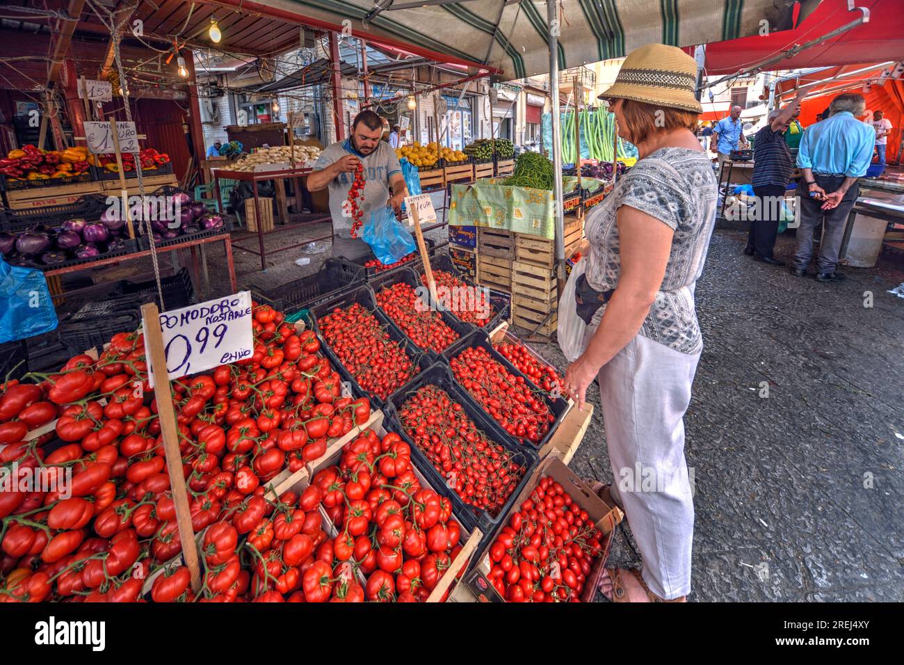 Palermo, Sicilia - 6 giugno 2018: Un cliente seleziona i pomodori in un mercato di Palermo, Sicilia. Solo editoriale. Foto Stock