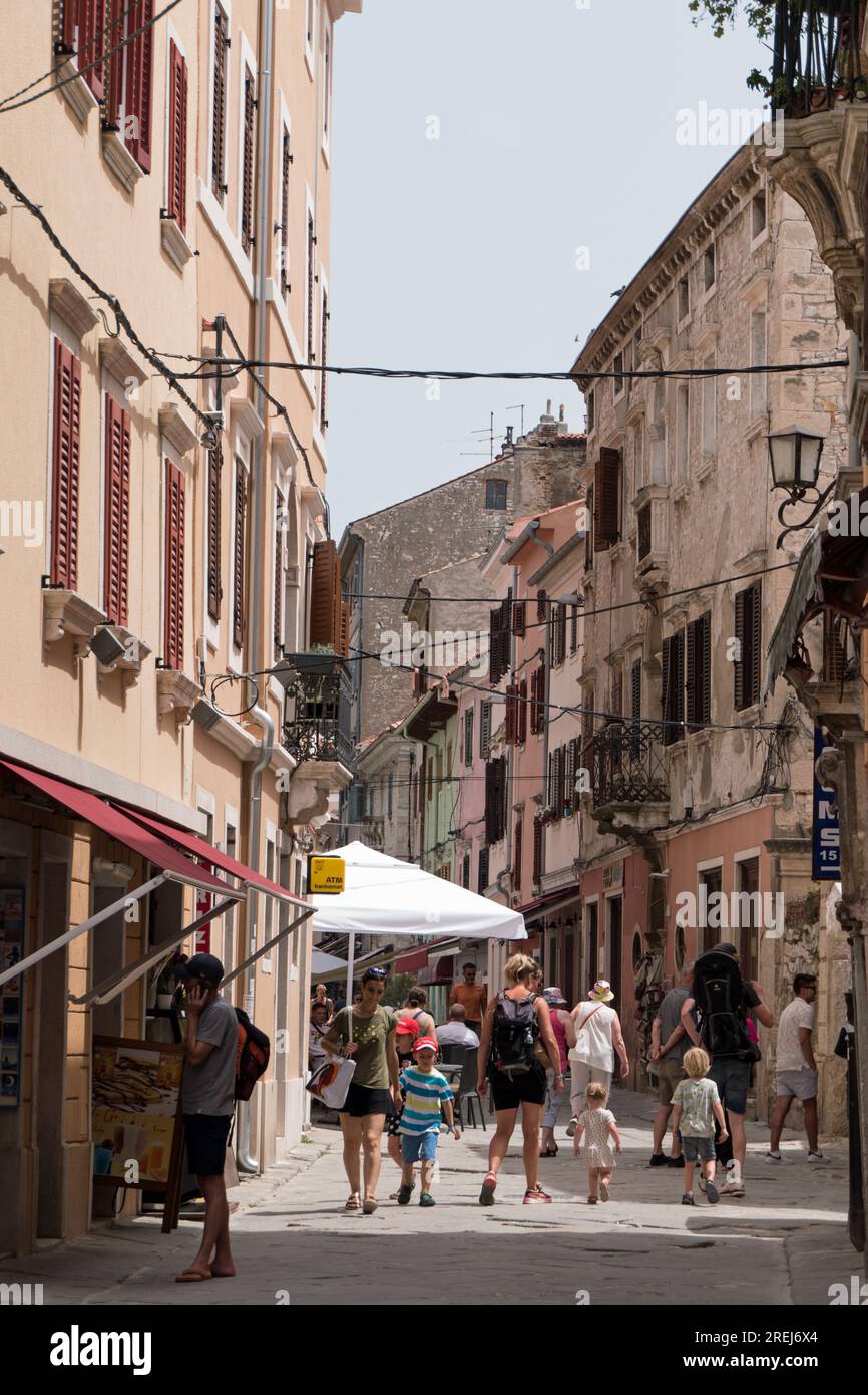 Vista di Pola (Pola) in Croazia con persone e turisti che camminano per strada Foto Stock