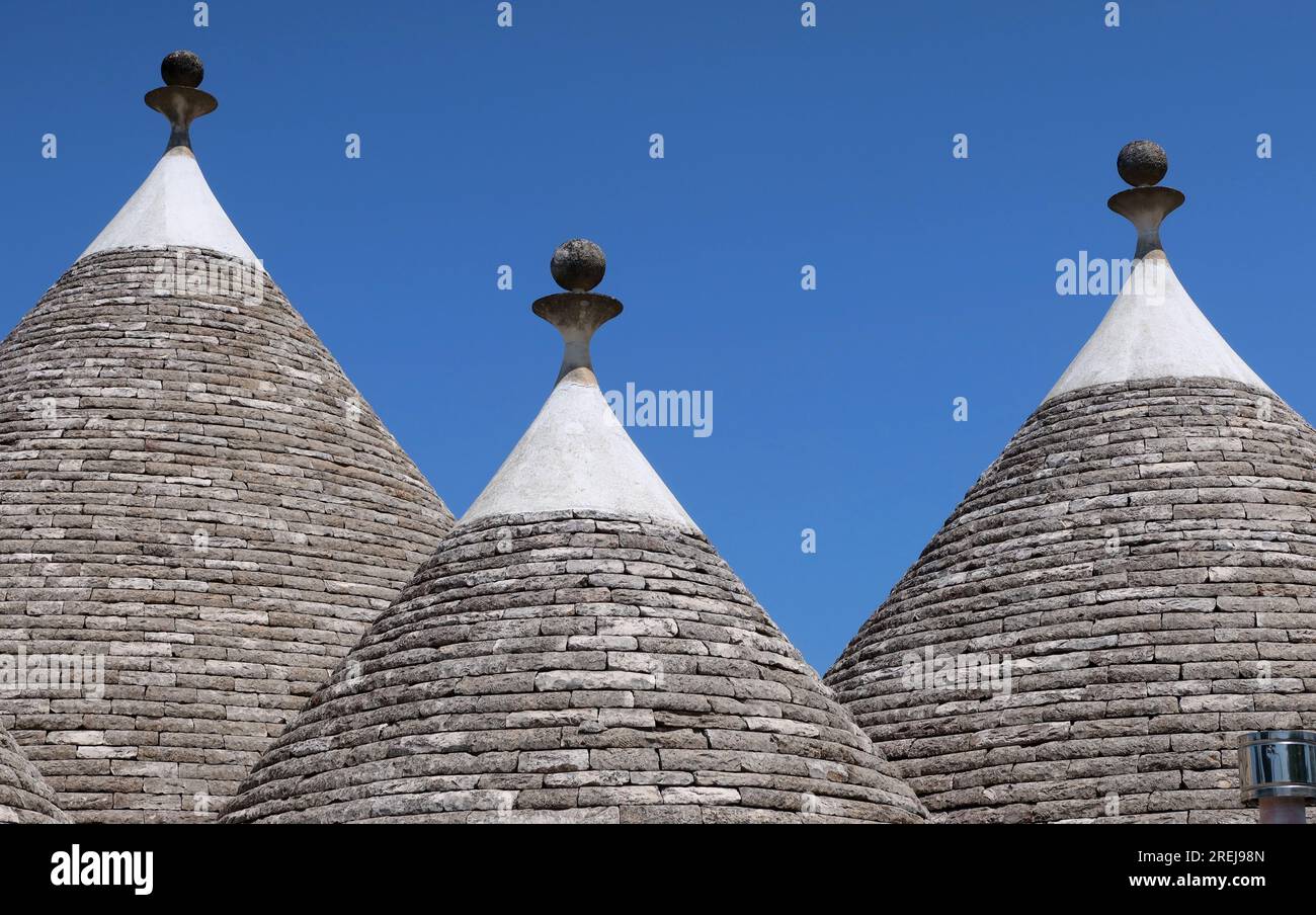 Locorotondo, Italia. 10 luglio 2023. Un dettaglio di trulli, i tradizionali edifici in pietra a secco con tetto conico, visto vicino a Locorotondo, nel distretto Puglia, Italia, il 10 luglio 2023. Secondo un recente articolo del Guardian, la Valle d'Itria, un'ampia valle agricola nei pressi di Bari ricca di vigneti e ulivi, è uno dei luoghi più segreti d'Italia. (Foto di Elisa Gestri/Sipa USA) credito: SIPA USA/Alamy Live News Foto Stock