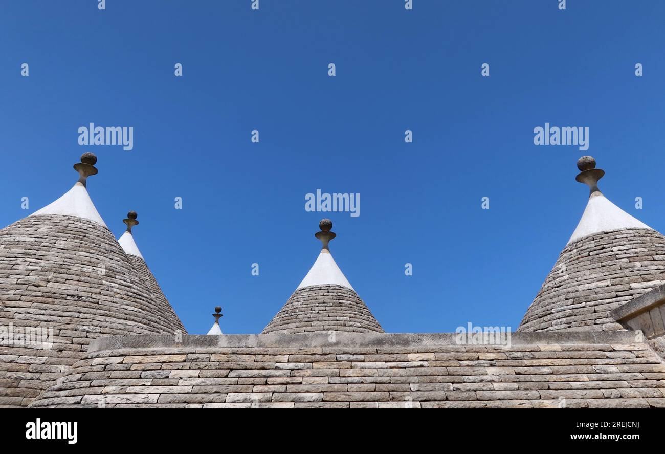 Locorotondo, Italia. 10 luglio 2023. Un dettaglio di trulli, i tradizionali edifici in pietra a secco con tetto conico, visto vicino a Locorotondo, nel distretto Puglia, Italia, il 10 luglio 2023. Secondo un recente articolo del Guardian, la Valle d'Itria, un'ampia valle agricola nei pressi di Bari ricca di vigneti e ulivi, è uno dei luoghi più segreti d'Italia. (Foto di Elisa Gestri/Sipa USA) credito: SIPA USA/Alamy Live News Foto Stock