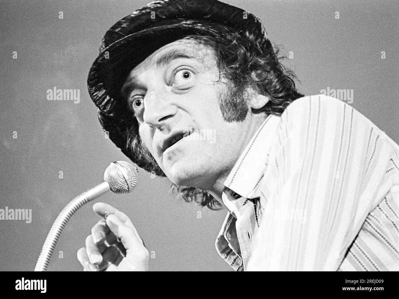Attore, comico e scrittore britannico Marty Feldman (1934-1982) sul palco di CINEMA CITY - An Exhibition of 75 Years of Moving Pictures at the Round House, Londra NW1 nell'ottobre 1970 Foto Stock