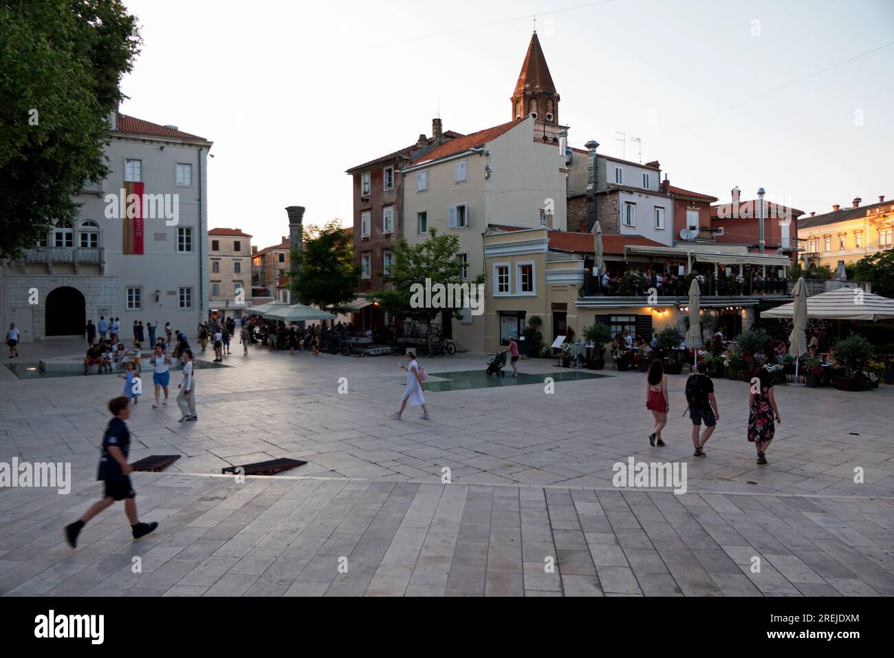 Vista del centro della città di Zara (Zara) in Croazia con persone ed edifici. Turisti che si godono le vacanze nella città croata durante l'estate Foto Stock