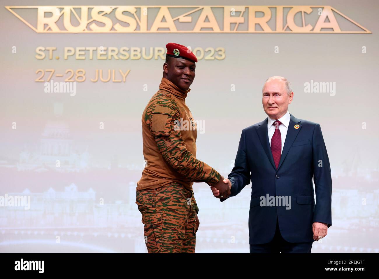 Burkina Faso's Capt. Ibrahim Traore, left, and Russian President Vladimir Putin shake hands before an official ceremony to welcome the leaders of delegations to the Russia Africa Summit in St. Petersburg, Russia, Thursday, July 27, 2023. (Sergei Bobylev/TASS Host Photo Agency Pool Photo via AP) Foto Stock